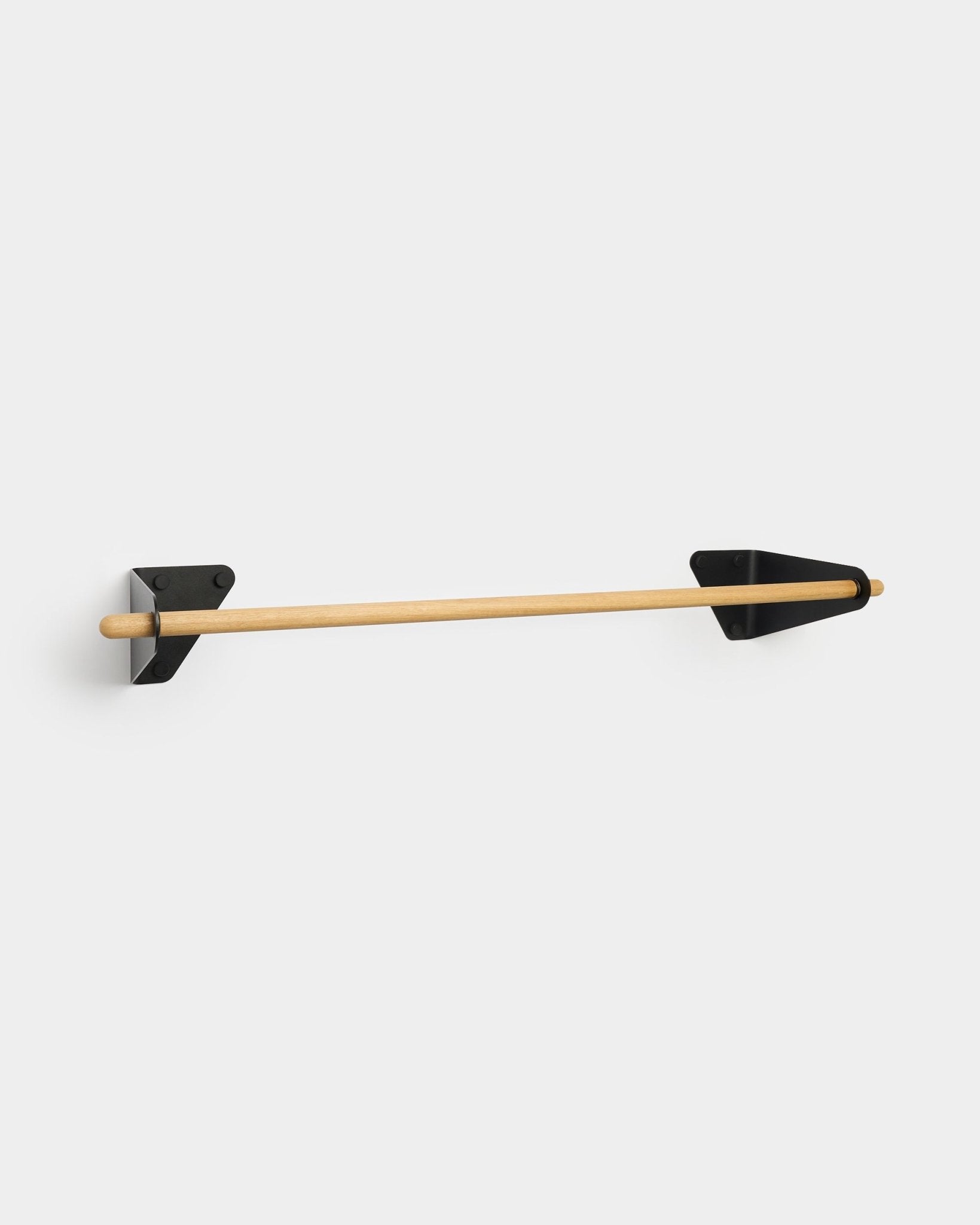 Cabide de parede minimalista em carvalho, 115,9 cm, com suportes metálicos black da WoodUpp, apresentado sobre fundo branco.