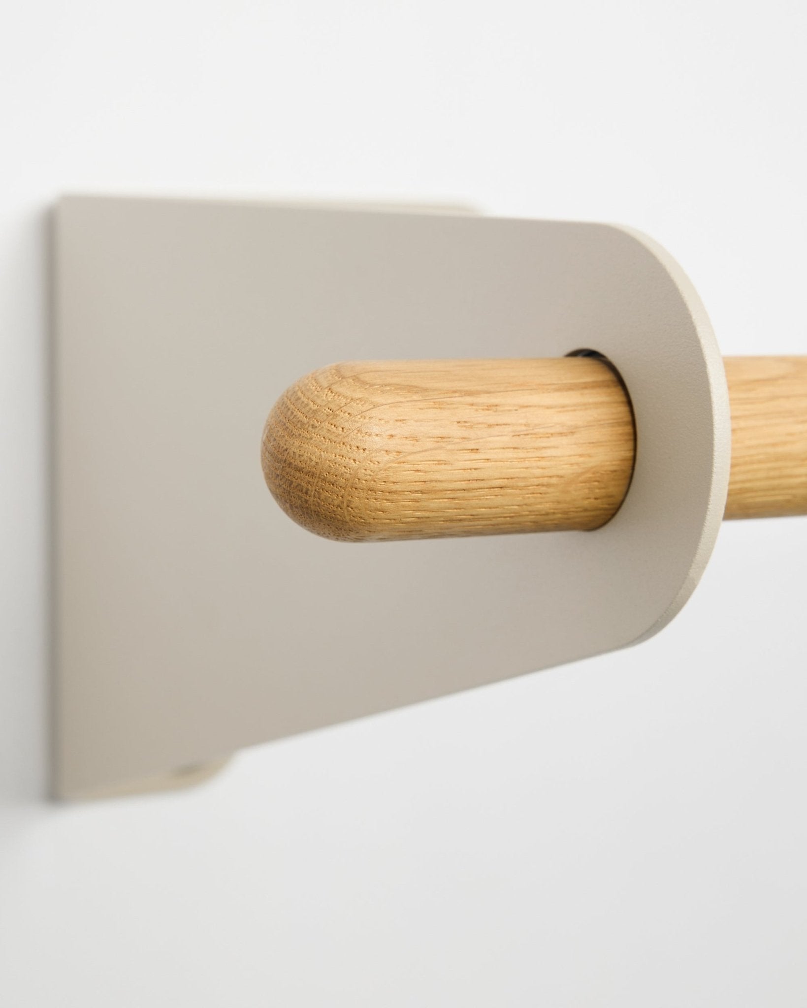 Grande plano do cabide WoodUpp Linn Coat Rail em beige (75,9 cm), com barra em carvalho maciço e suporte minimalista, montado numa parede branca, a refletir o design nórdico.