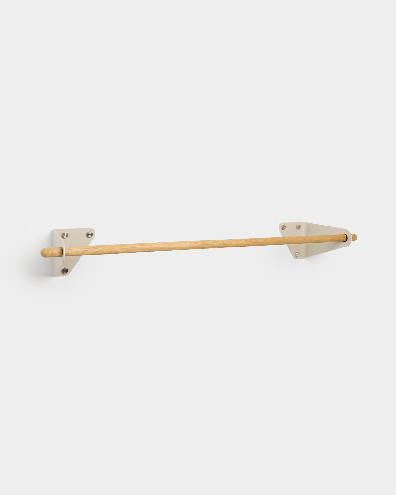Cabide minimalista WoodUpp Linn em beige, 115,9 cm, com varão em carvalho maciço e suportes metálicos brancos, apresentado sobre um fundo liso.