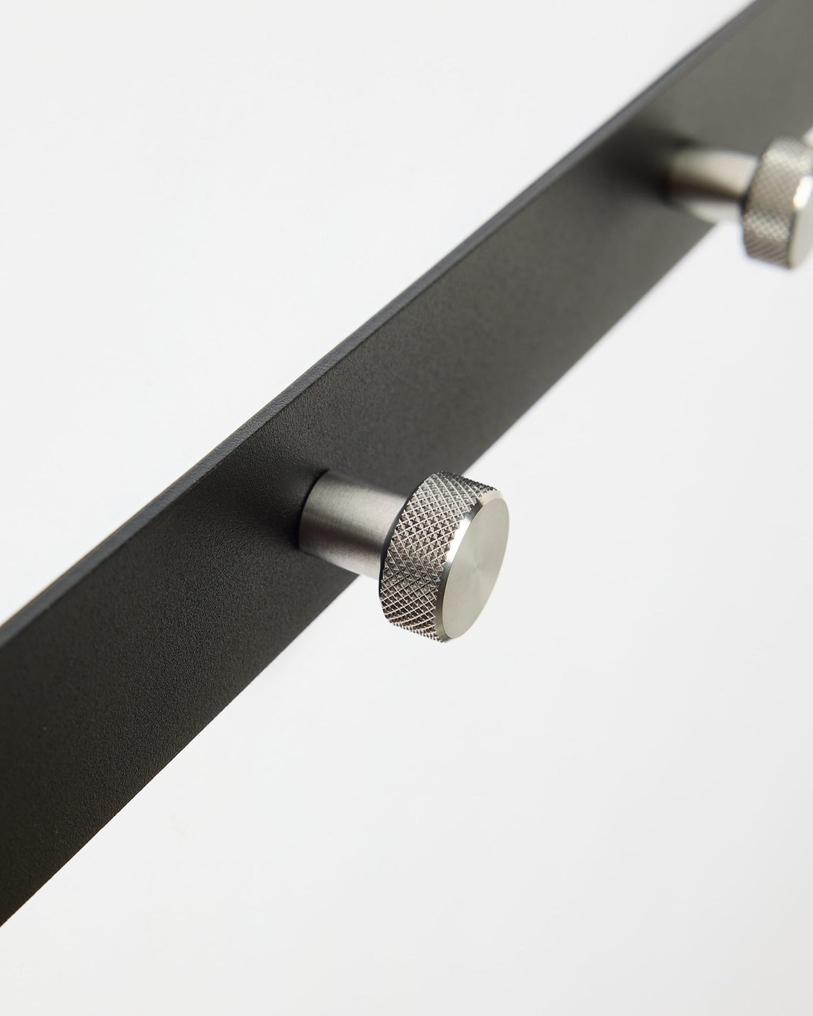 Plano aproximado de Norr | Coat Hook Rack / X5 da WoodUpp em black e aço inoxidável steel, concebido como acessório para painéis acústicos Akupanel ou para uso no hall de entrada.
