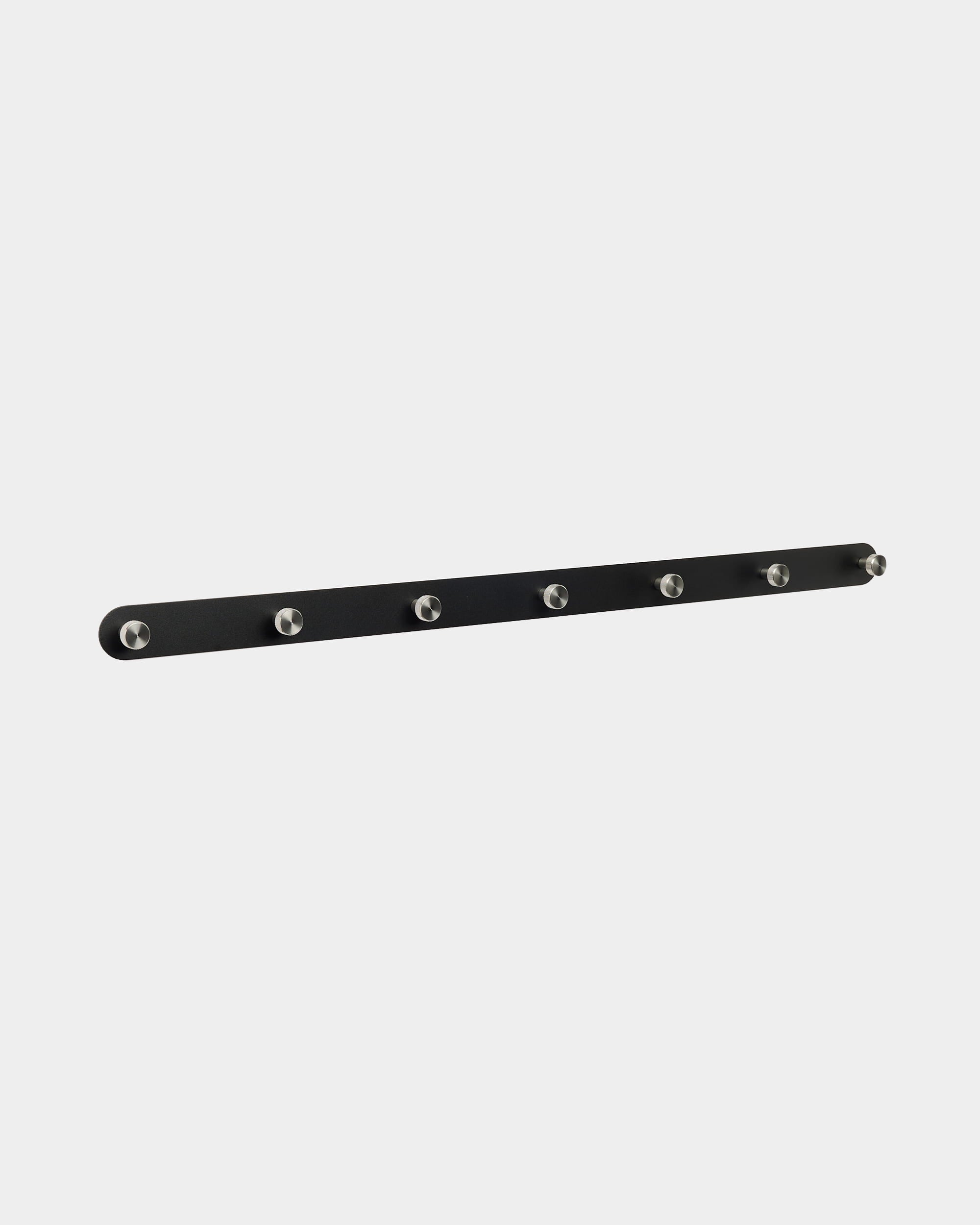 O cabide de parede WoodUpp Norr apresenta um design nórdico em black, com 7 ganchos prateados, pensado para complementar os painéis acústicos Akupanel em entradas ou corredores.