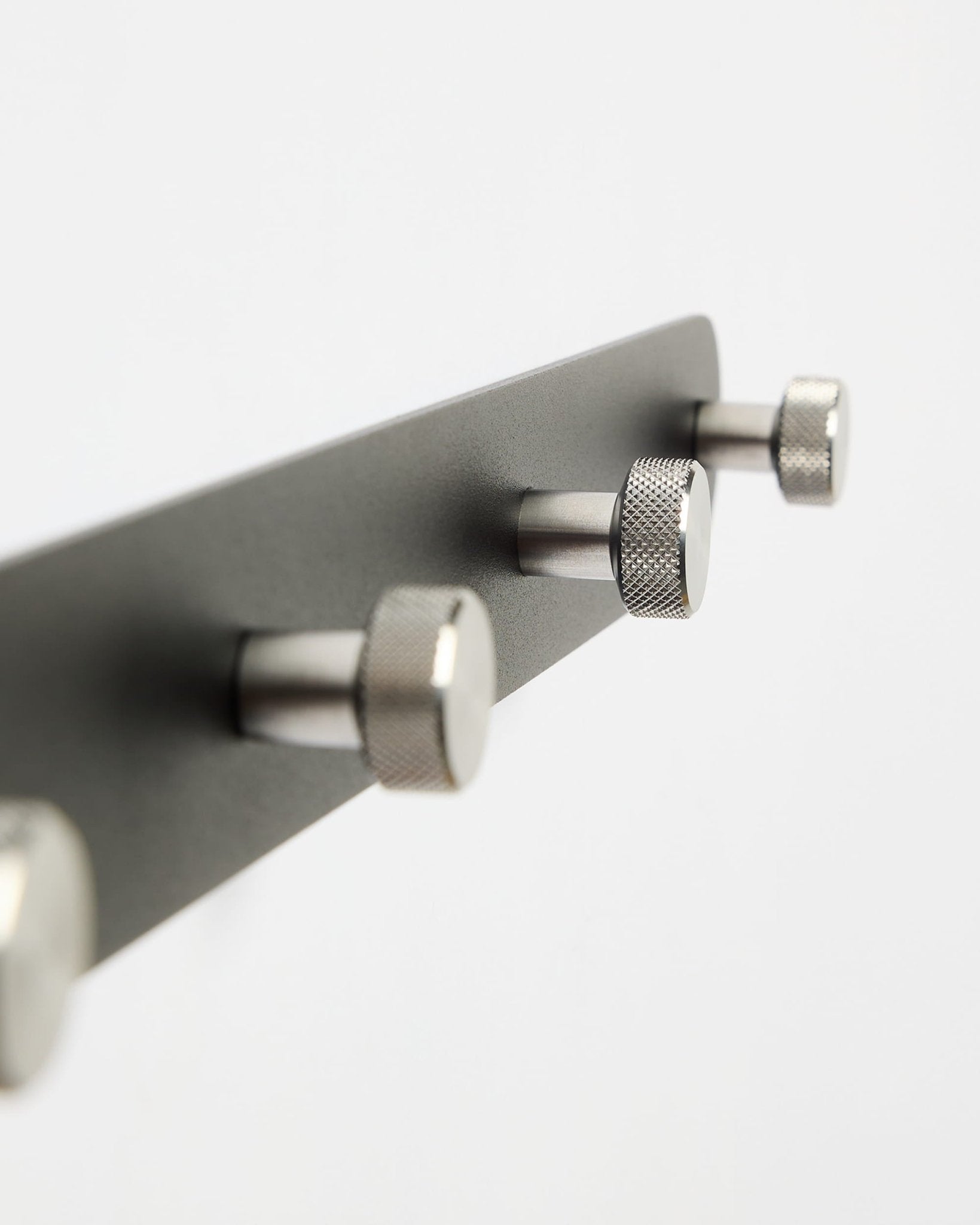 Bengaleiro WoodUpp Norr Coat Hook Rack X7 em preto e aço inoxidável, com sete ganchos, apresentado sobre um fundo branco liso; parte da coleção de acessórios CREATE.