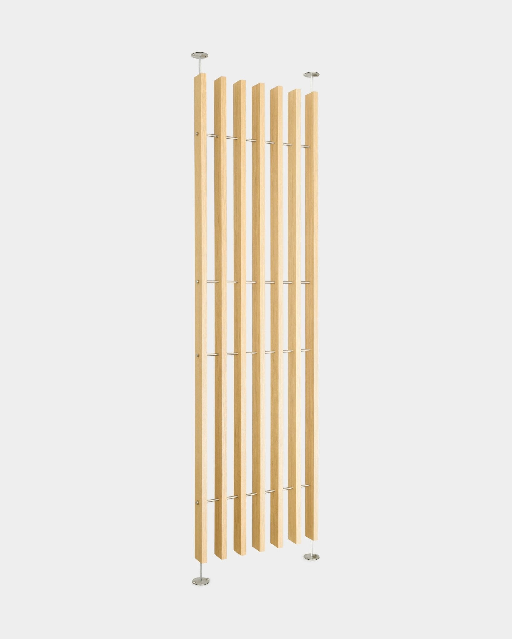 O divisor de espaços EMBRACE da WoodUpp BM1, 236-252 cm, inclui ripas vertical natural oak com varões metálicos e bases redondas; instala-se do chão ao teto sem perfuração.