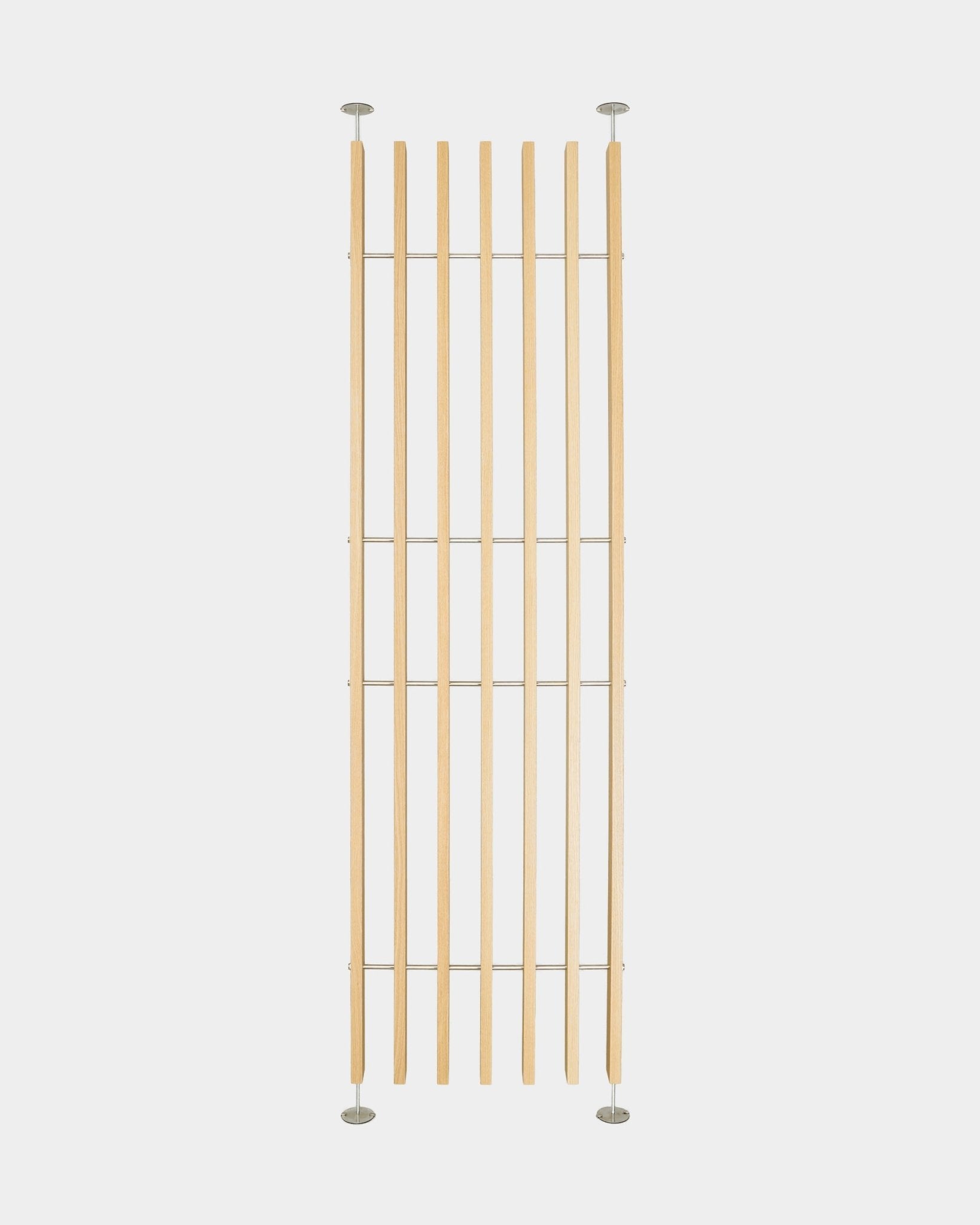 Divisor de espaços Embrace BM1 da WoodUpp, ripas nórdicas em carvalho do chão ao teto com suportes metálicos, altura ajustável de 236–252 cm, instalação sem ferramentas.