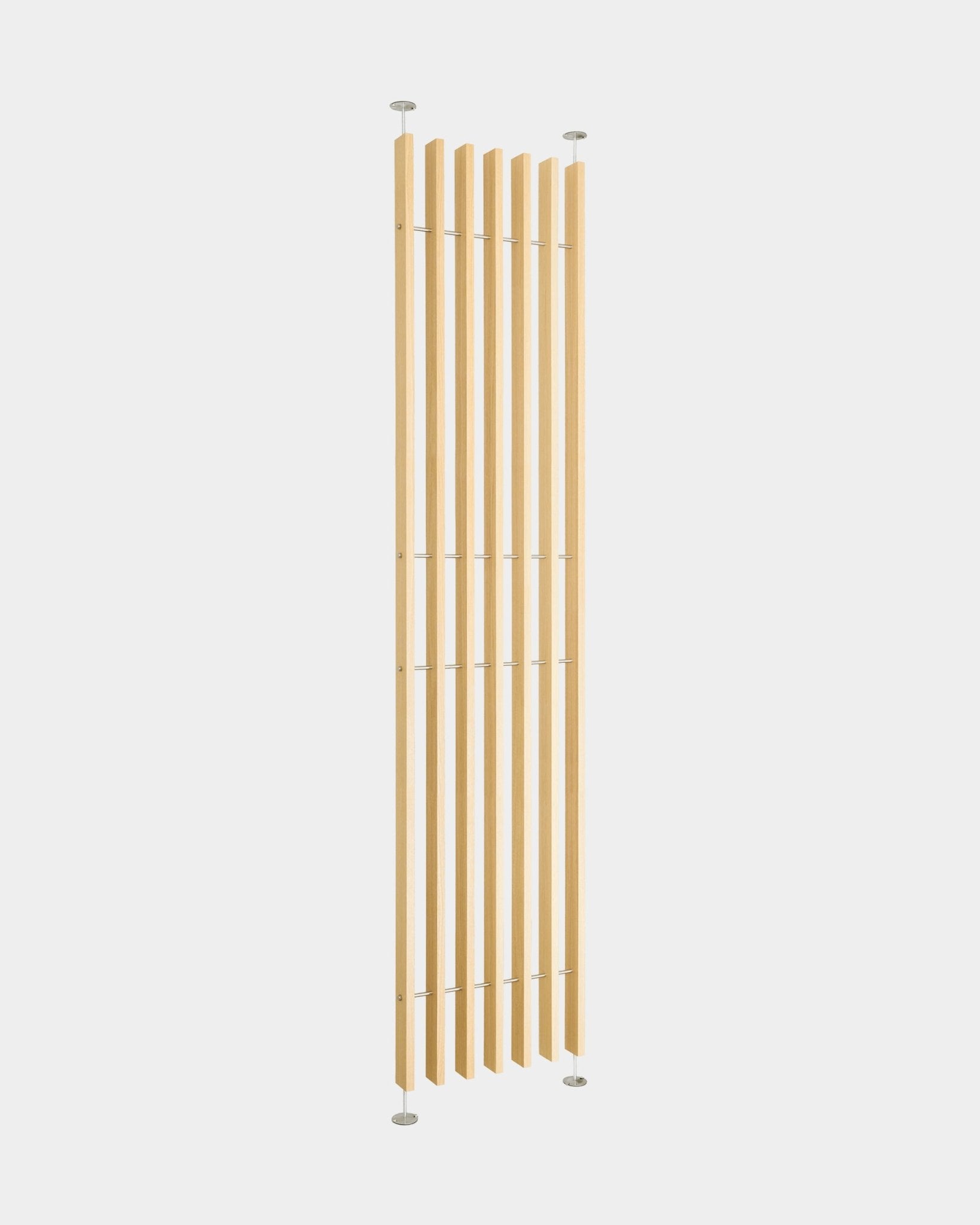 Divisória EMBRACE BM1 da WoodUpp (286–302 cm) com ripas altas em folheado de carvalho e barras metálicas finas, para uma instalação simples e sem furos; design nórdico minimalista.