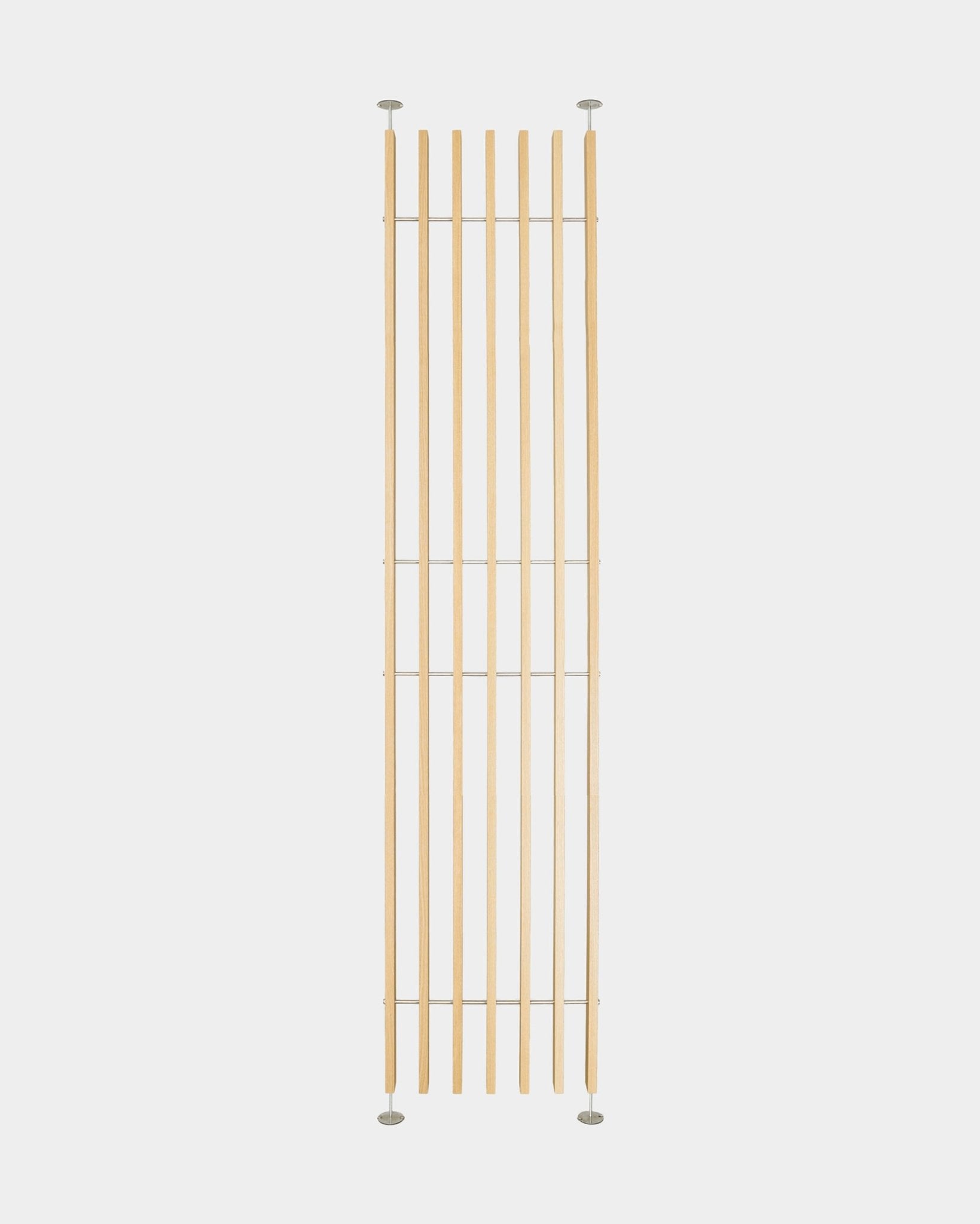 A divisória Embrace BM1 da WoodUpp, ajustável entre 286–302 cm, inclui ripas nórdicas em folheado de carvalho com suportes metálicos e instalação sem ferramentas nem furos.