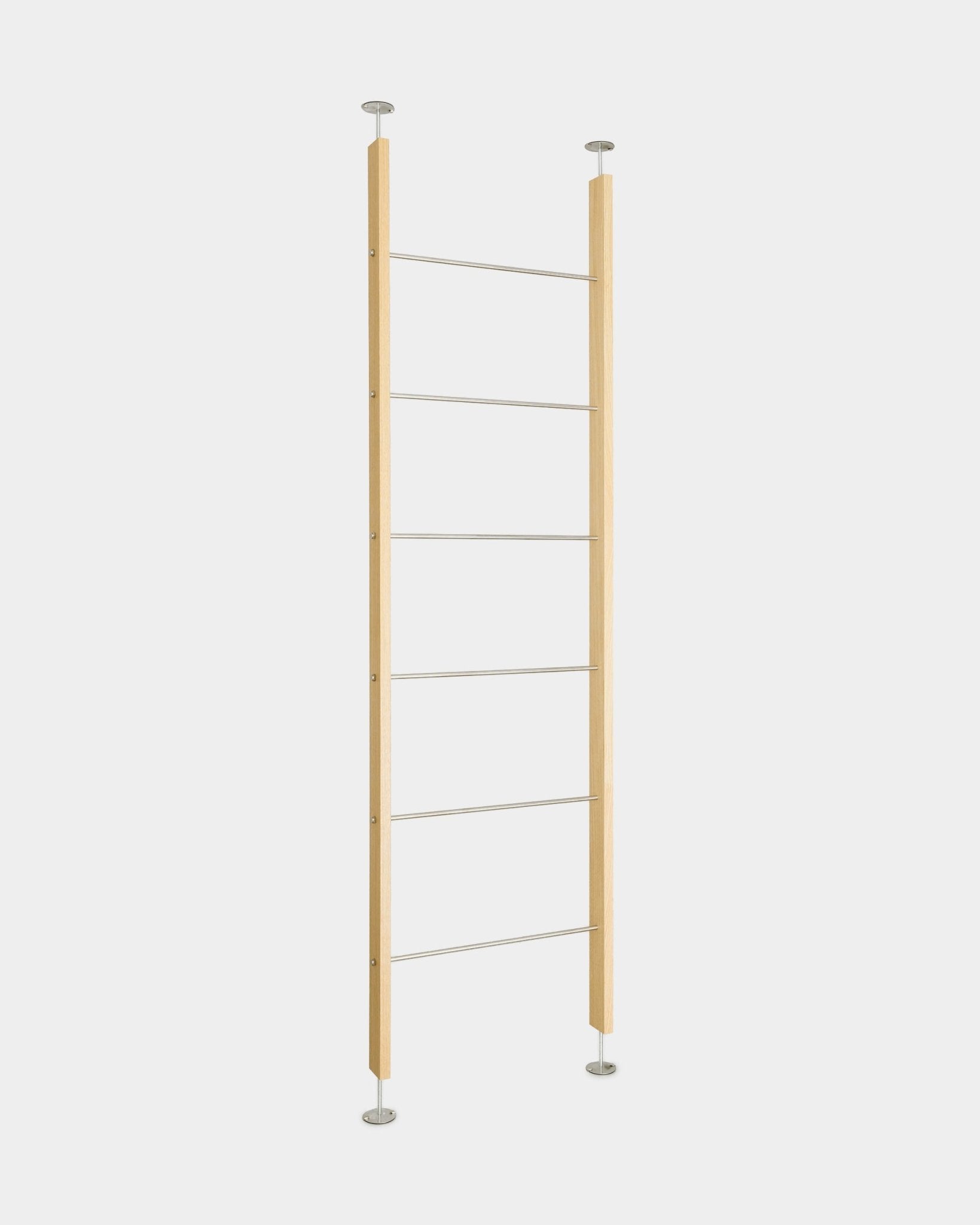 Divisória de ambiente WoodUpp Embrace BM2 (236-252 cm), uma estrutura minimalista nórdica em madeira do chão ao teto, com seis degraus metálicos e suportes redondos.