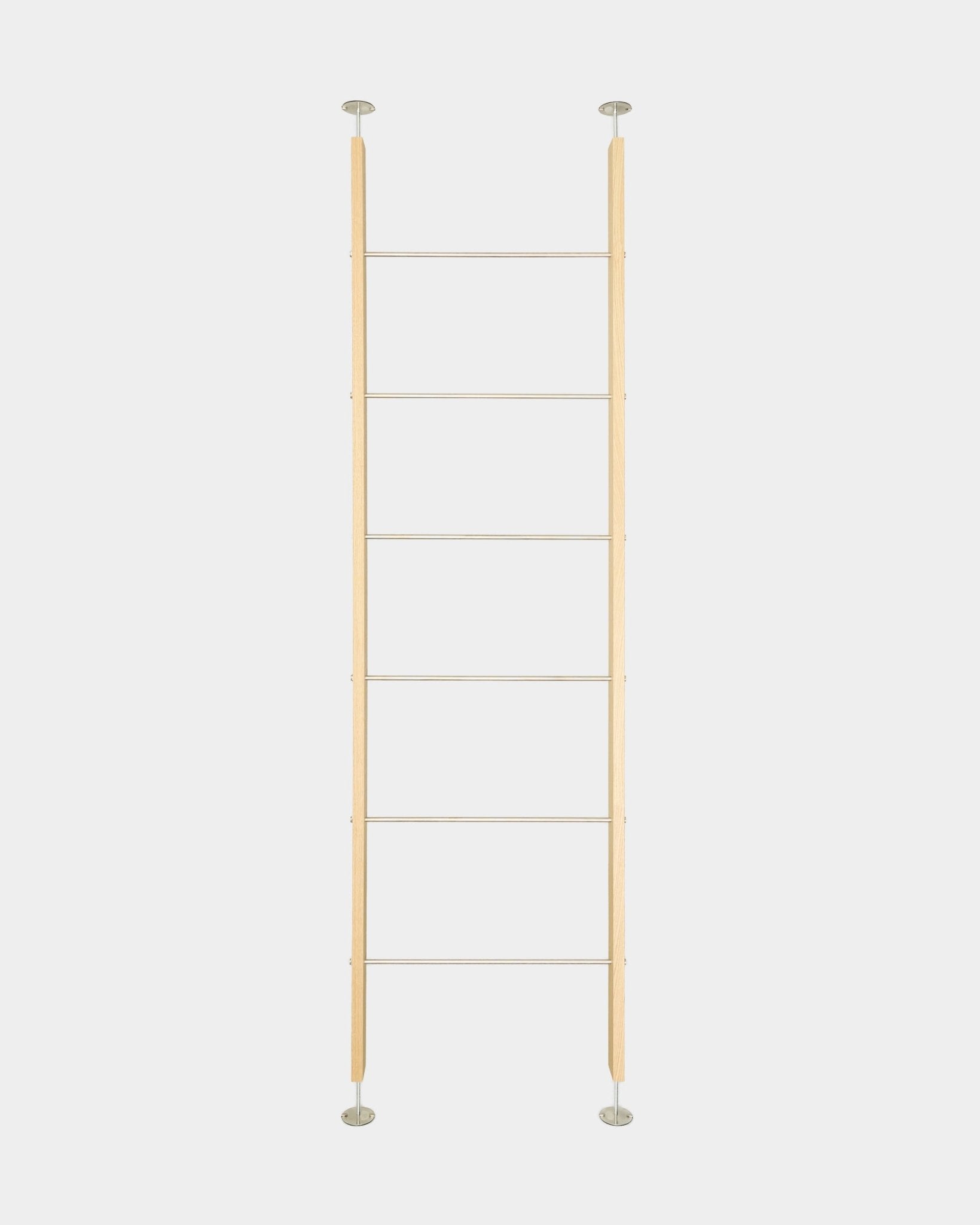 Divisória de ambiente EMBRACE BM2 da WoodUpp, em carvalho e steel, com 236-252 cm de altura e uma estrutura tipo escada com seis degraus, fixa-se do chão ao teto, apresentada sobre fundo branco.