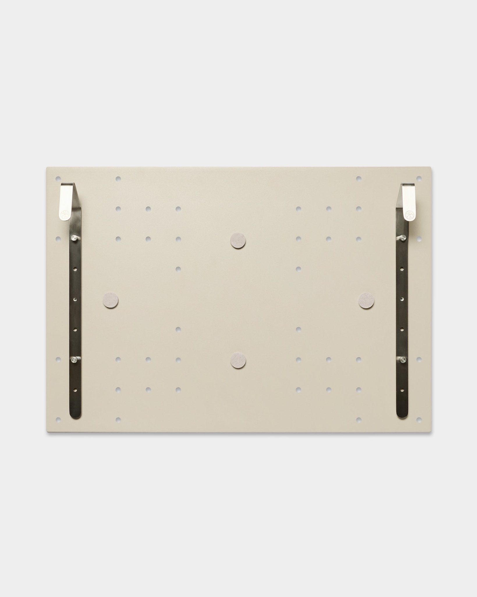 O WoodUpp Nell TV-Mount/BM1 em beige (64x44 cm), compatível com o divisor de espaços EMBRACE BM1, inclui dois suportes vertical para montagem de TV com altura regulável, sem necessidade de parede.