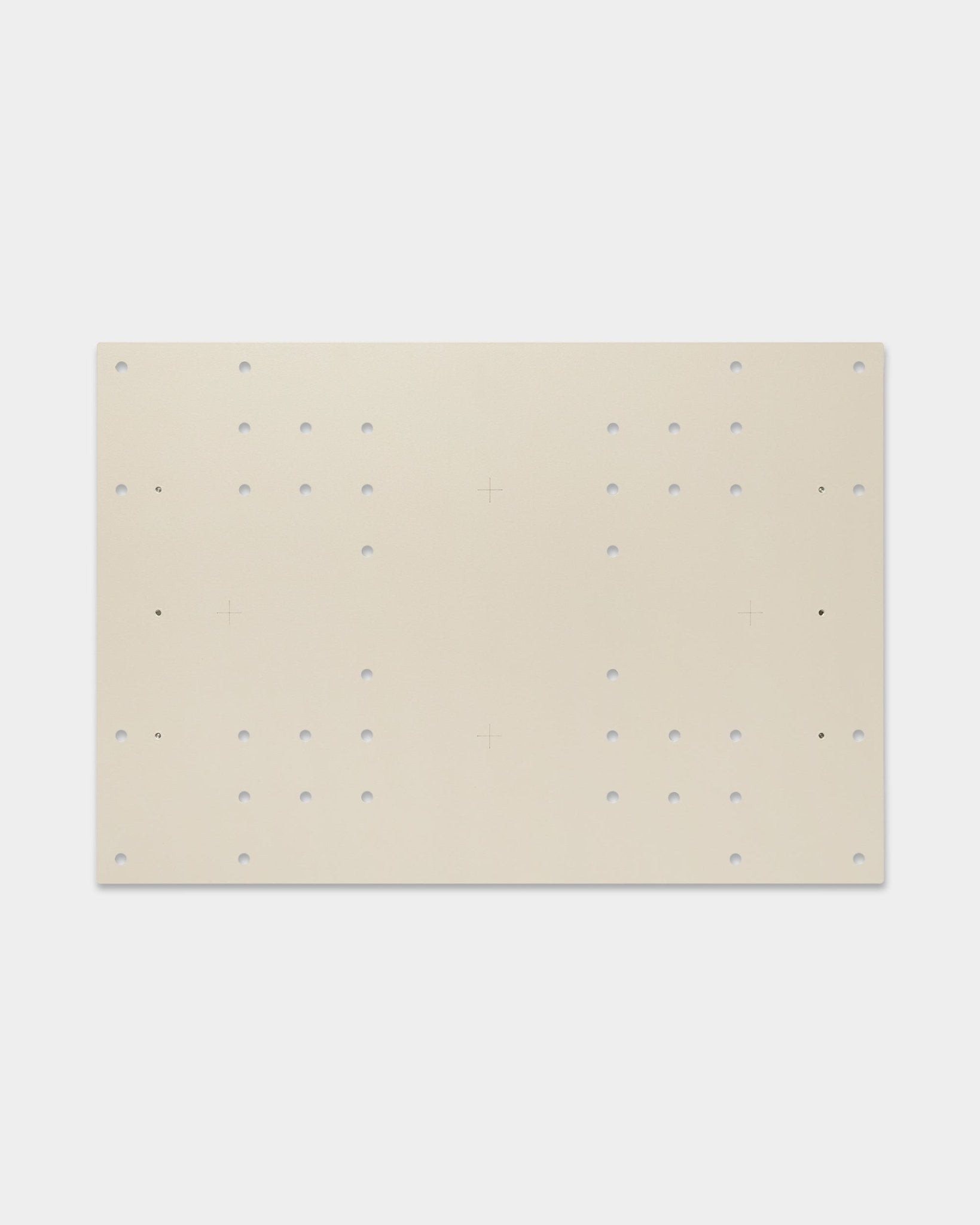 O Nell | TV-Mount / BM1 da WoodUpp é uma placa beige de 64x44 cm para painéis acústicos, com furos em grelha e marcas em cruz para opções de montagem flexíveis.