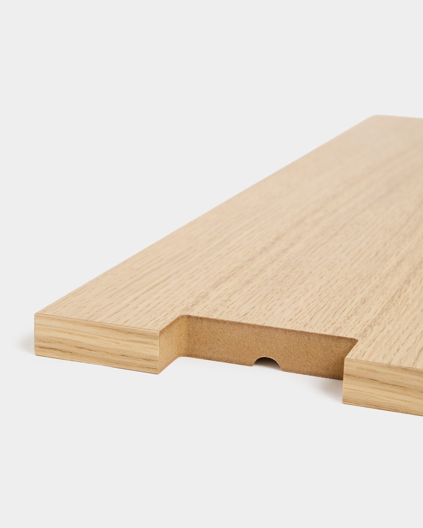 Lova | Wood Shelf BM2 em folheado de carvalho da WoodUpp, 65,8 x 20 cm, mostrada em grande plano com um recorte entalhado e uma ranhura semicircular sobre um fundo branco.