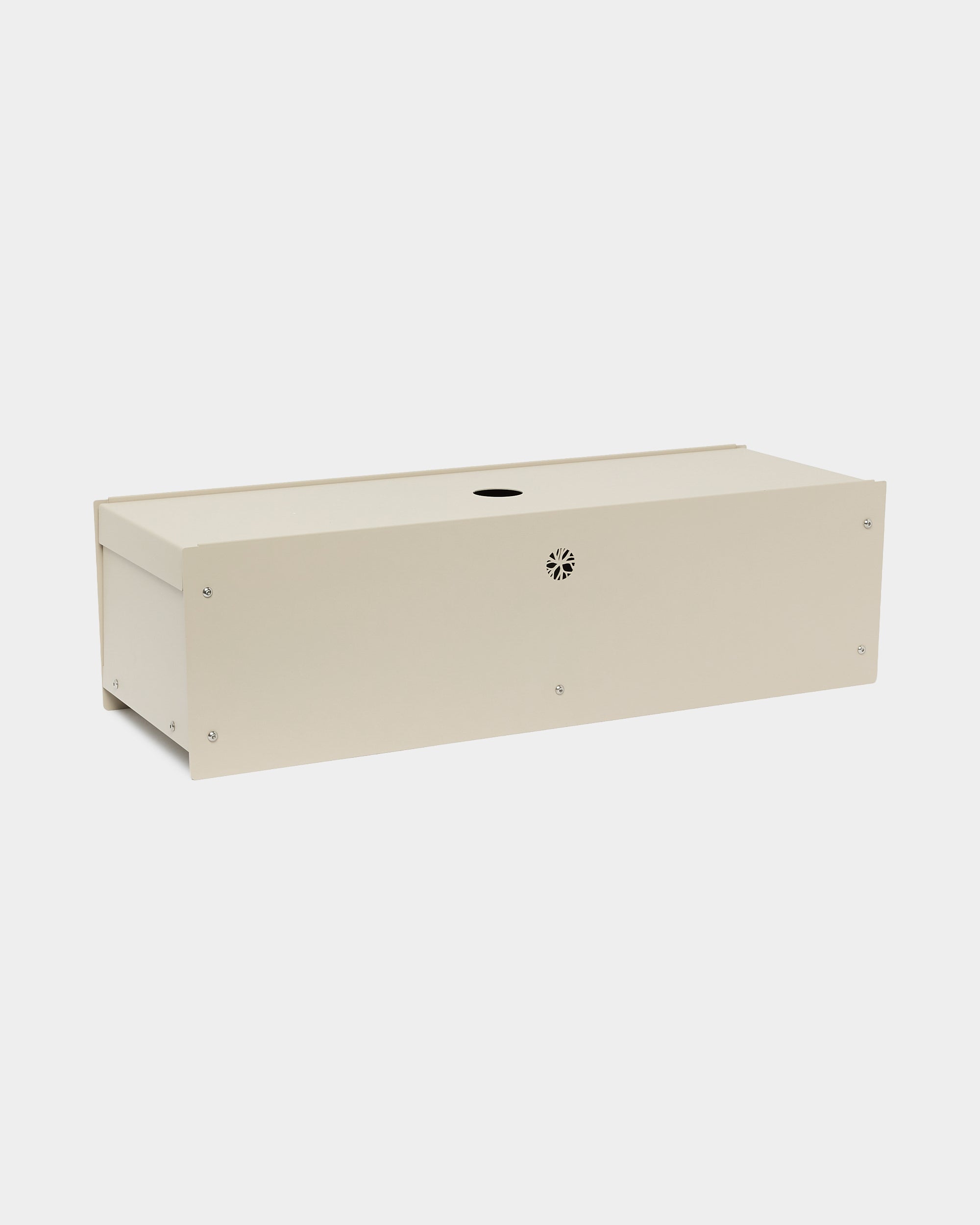 A Nell | Metal Box / BM2 da WoodUpp, uma caixa retangular em steel com lacagem a pó em beige, com abertura circular e ventilação, acessório para Akupanel, sobre fundo branco.