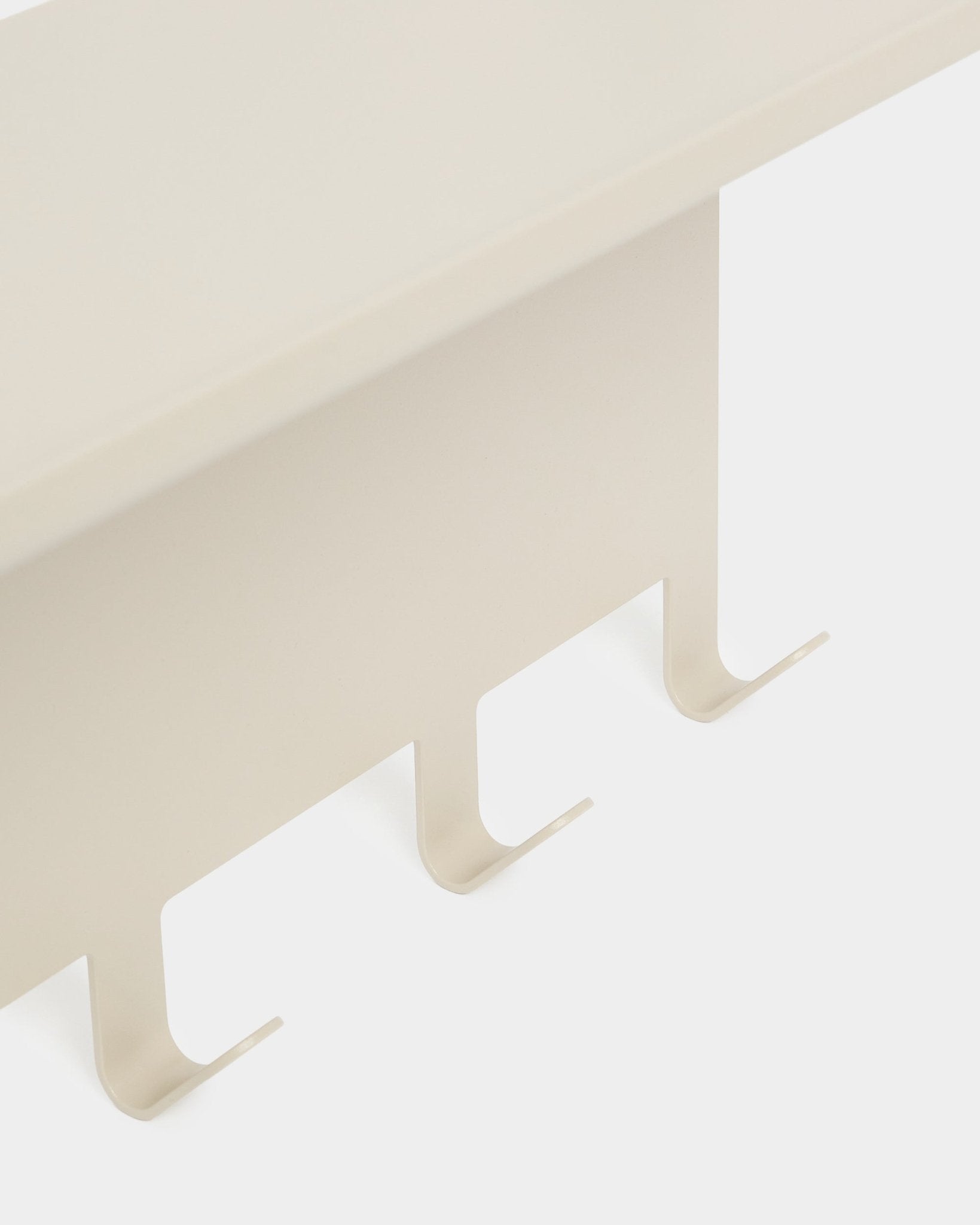 O Nell | Cabide / BM1 da WoodUpp, em beige com revestimento a pó steel, 63,5 x 24 cm, com três ganchos virados para baixo. Apresentado sobre um fundo branco liso.