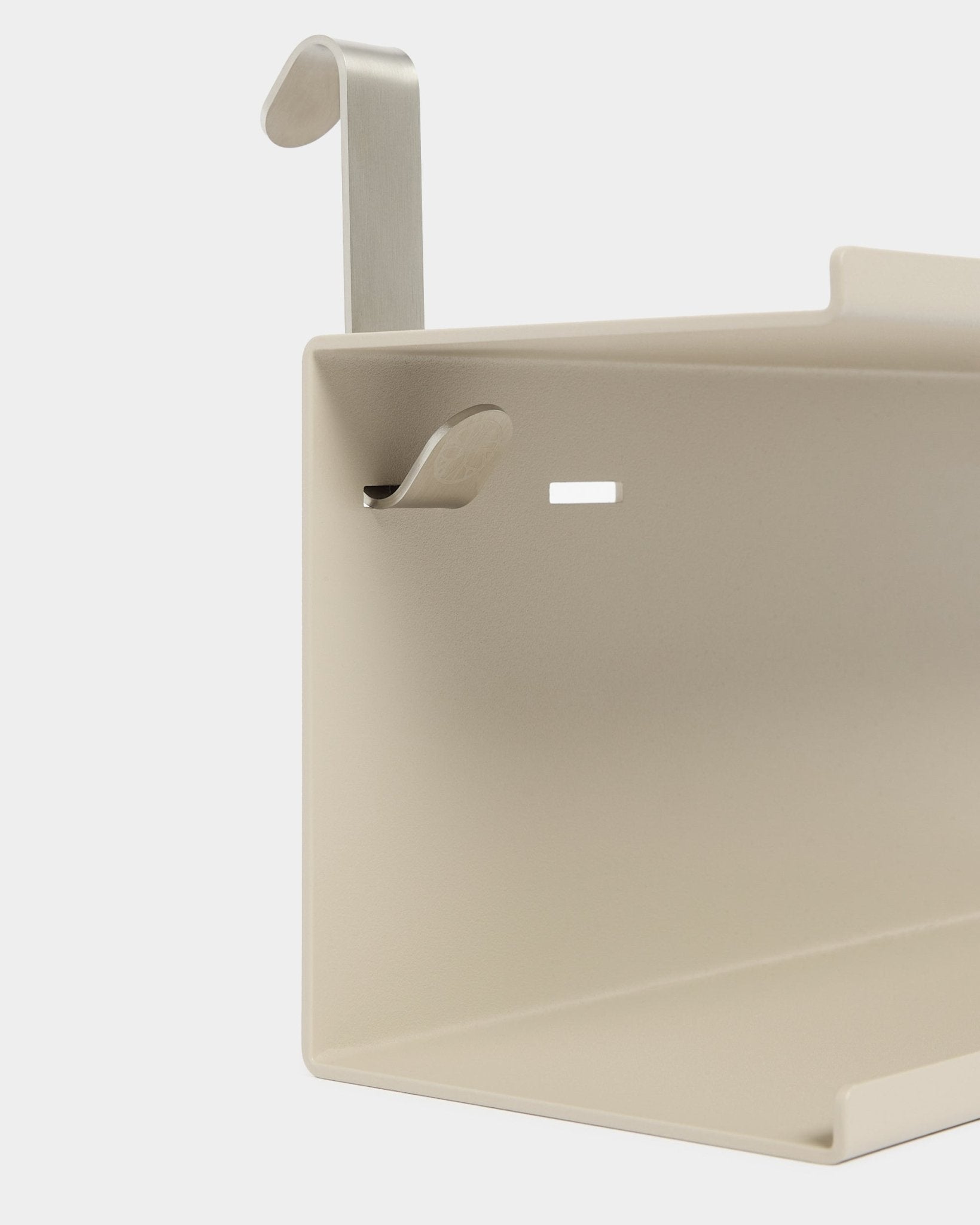 Grande plano da Prateleira Metálica Dupla Nell da WoodUpp BM1 em beige (63,5 cm), com dois ganchos prateados, apresentada sobre fundo branco.
