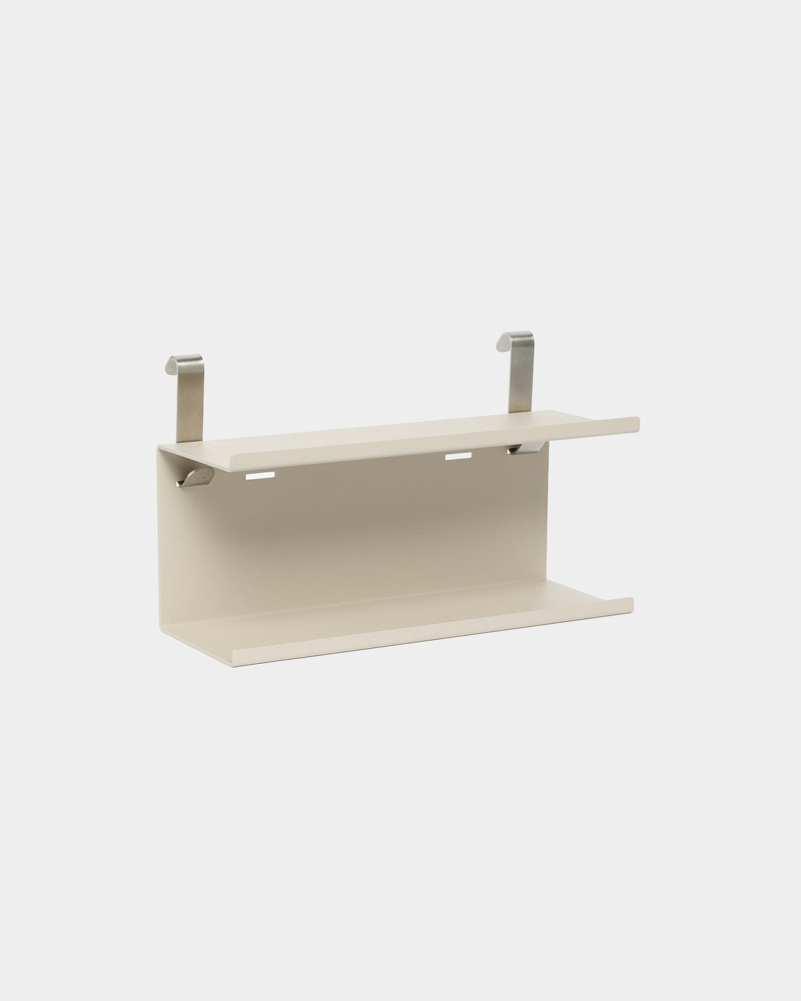 Beige WoodUpp Double Metal Shelf BM1, 31,7 cm, com suportes prateados; acessório de arrumação compacto concebido para utilização com painéis acústicos Akupanel.
