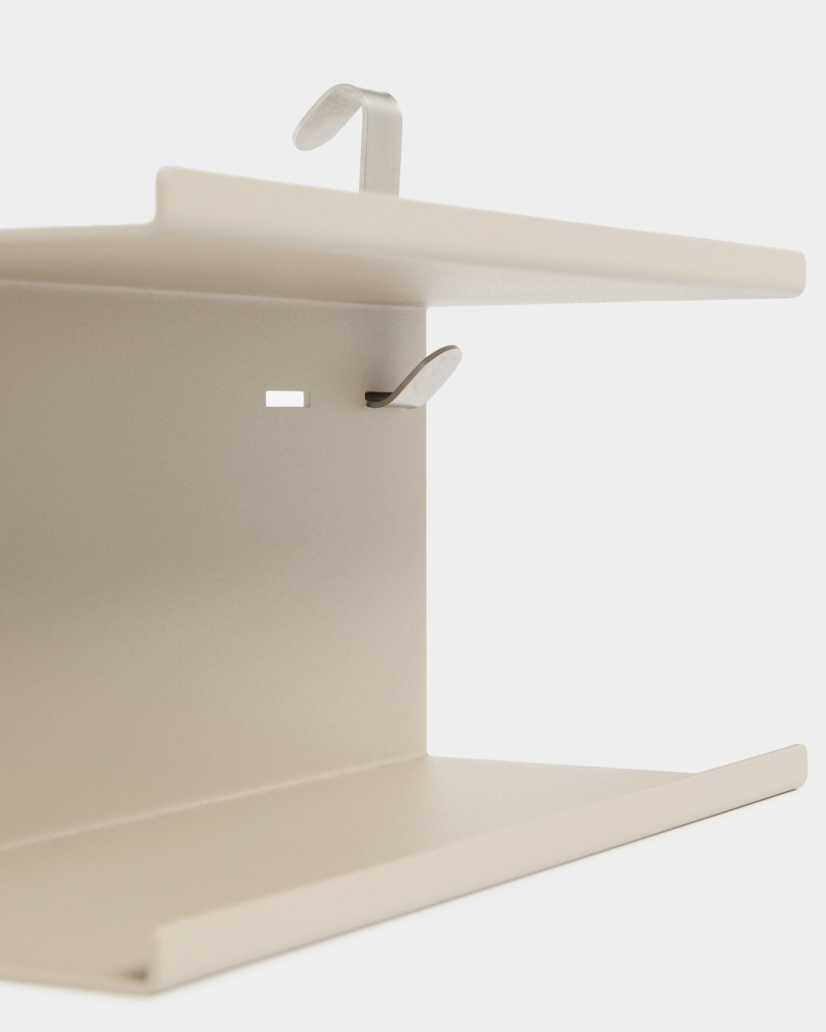 WoodUpp Create Double Metal Shelf BM1 em beige, 31,7 cm, com dois ganchos prateados e design de dois níveis, apresentada sobre fundo branco.