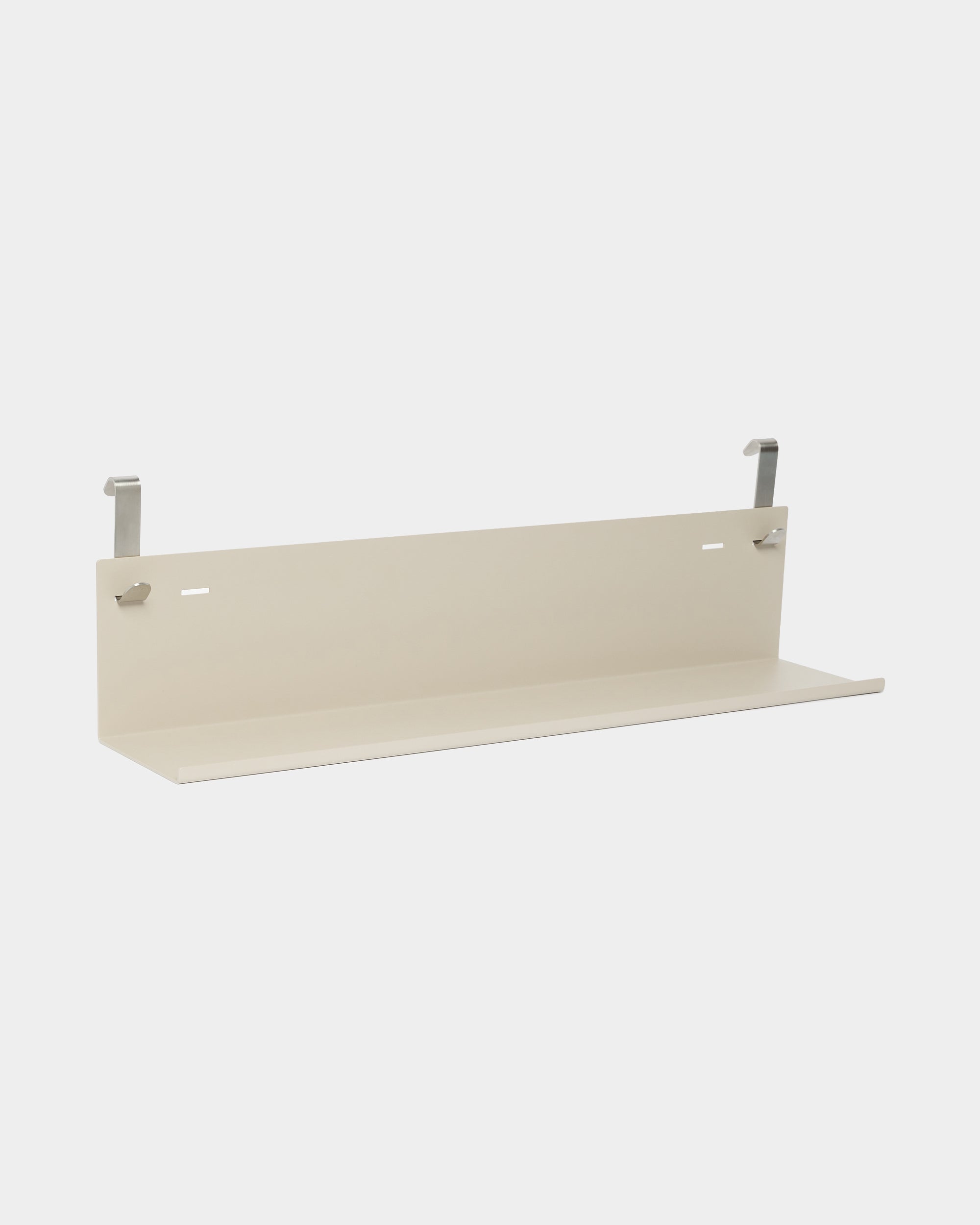 Prateleira metálica Nell da WoodUpp BM1 em beige, 63 x 13,4 cm, base plana com dois suportes metálicos, com acabamento em pintura a pó steel, apresentada sobre um fundo branco liso.