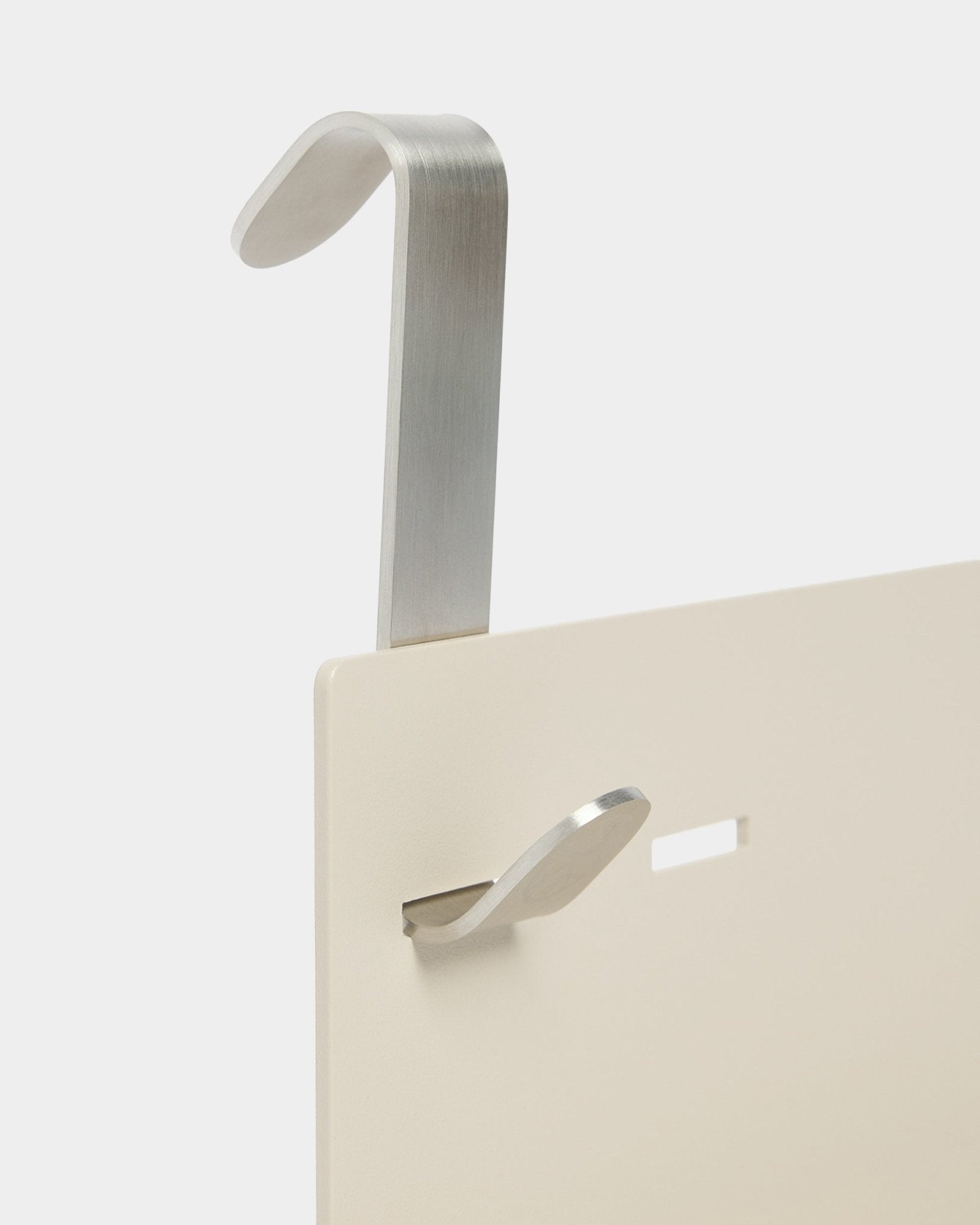 A prateleira metálica Nell/BM1 da WoodUpp em beige (63 x 13,4 cm) inclui um gancho metálico prateado e um gancho extra small, concebida para utilização com painéis acústicos ajustáveis.