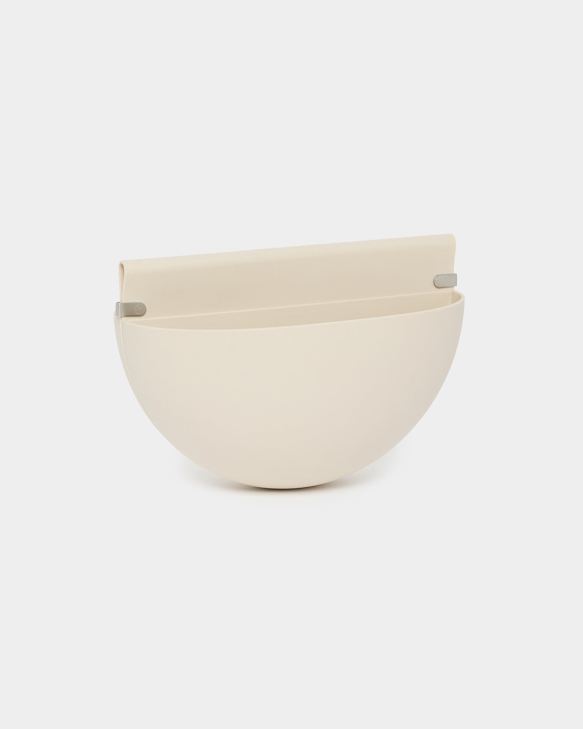 Gro | Soft Pocket / BM2 da WoodUpp, um vaso de parede minimalista beige claro de 4 L com acabamento liso e bolsa reutilizável em TPV, criado para complementar painéis acústicos.