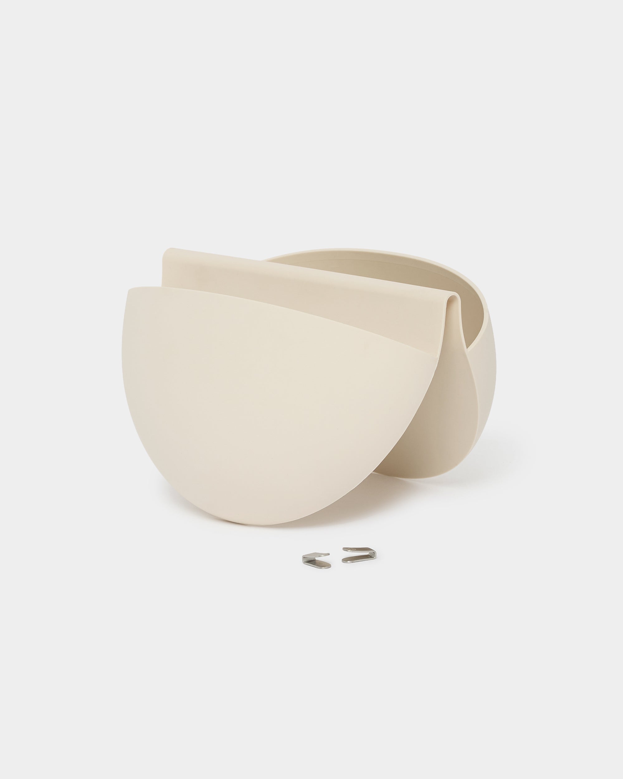 Gro | Soft Pocket / BM2 da WoodUpp é um vaso de parede semicircular de 4 l em beige claro, com design moderno e bolsa de plantação reutilizável em TPV, compatível com Akupanel.