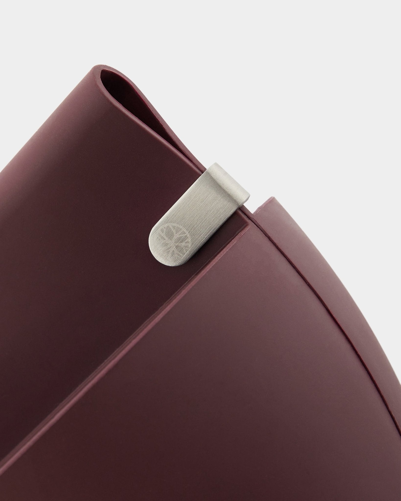 Plano aproximado do vaso WoodUpp Gro Soft Pocket BM2 em Ox Red, com capacidade de 4 L, com uma mola metálica prateada e logótipo gravado, sobre um fundo branco liso.