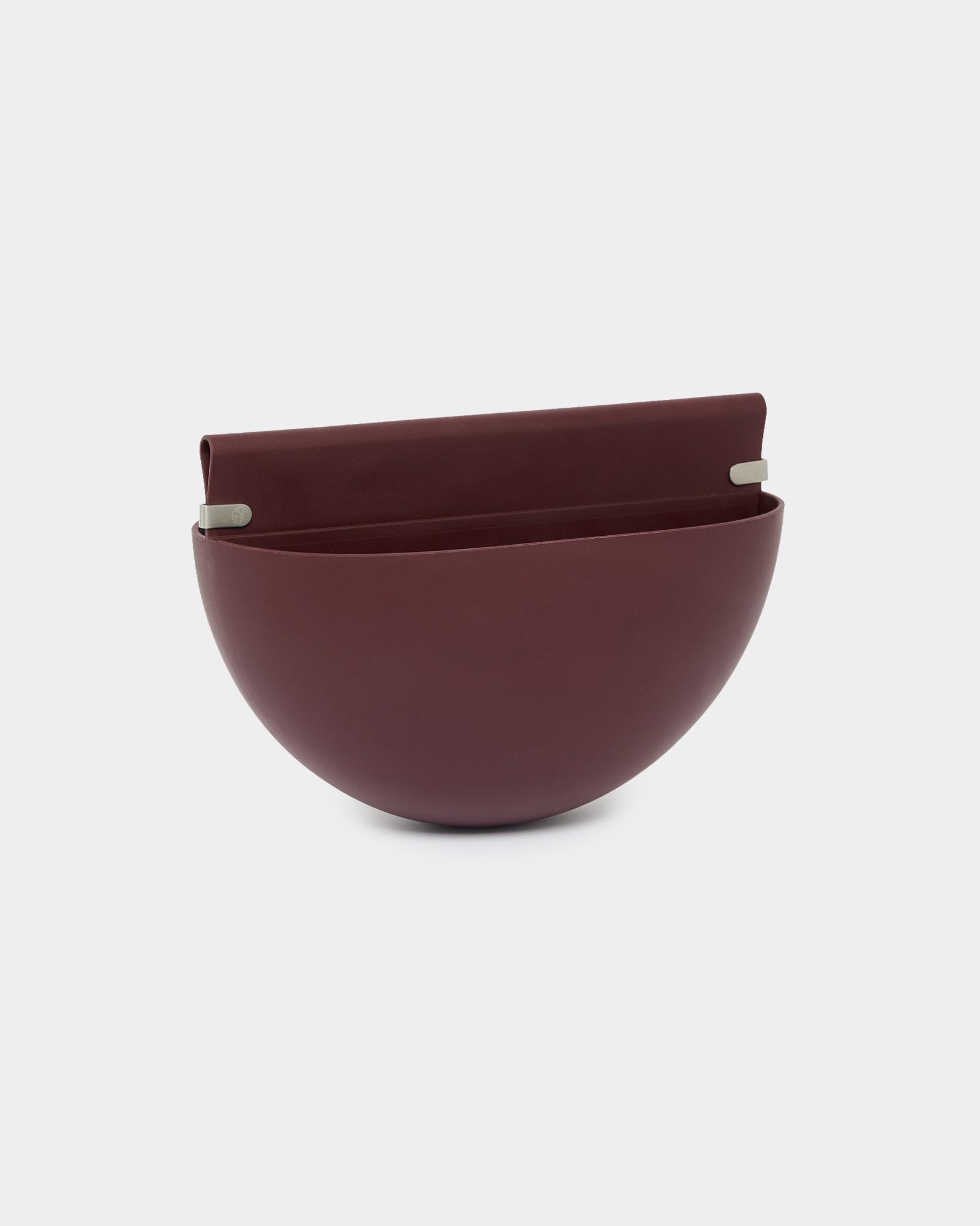 Vaso WoodUpp Gro Soft Pocket / BM2 em Ox Red, com capacidade de 4 L, tem um design em meia esfera, parte traseira plana e dois suportes metálicos para montagem em painéis acústicos.
