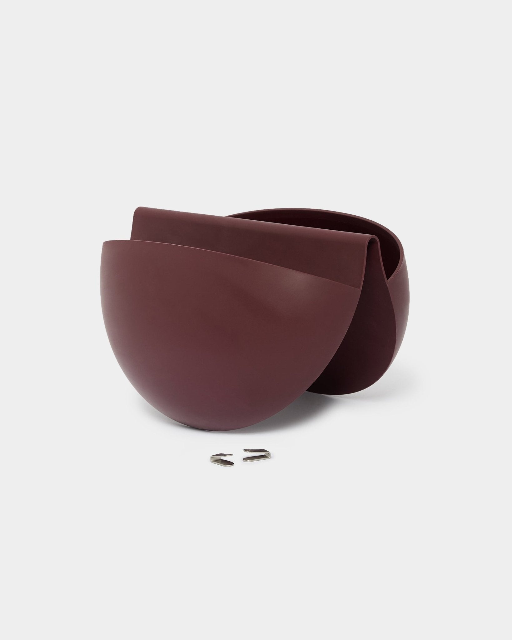Dois vasos WoodUpp Gro Soft Pocket BM2 em Ox Red, com capacidade de 4 L, estão lado a lado, cada um equipado com um gancho metálico de parede para montagem em painéis acústicos.