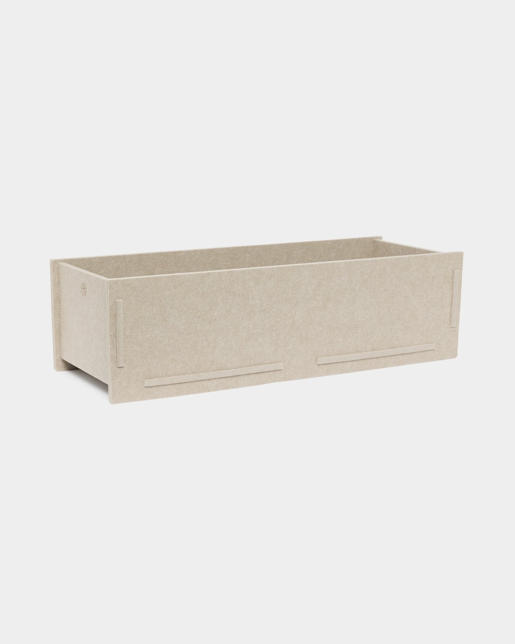 WoodUpp Vigg Felt Box BM2 em beige, um acessório de arrumação em flat-pack feito de feltro PET durável, criado para complementar os painéis acústicos de madeira Akupanel.