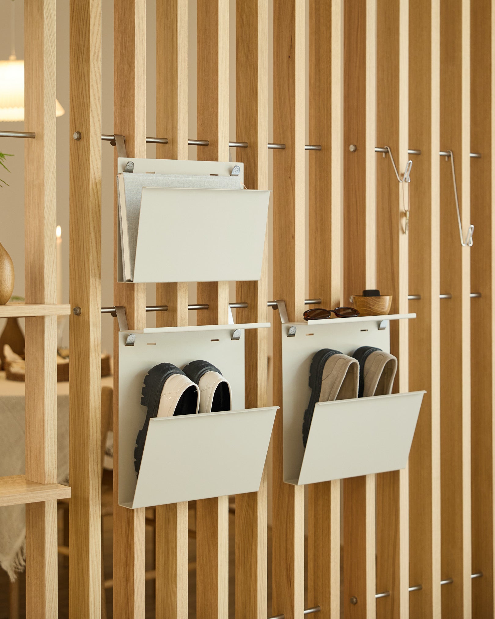 O Nell Magazine Storage da WoodUpp em beige está preso a um separador de ambientes em vertical, oferecendo arrumação organizada para revistas e artigos em small.