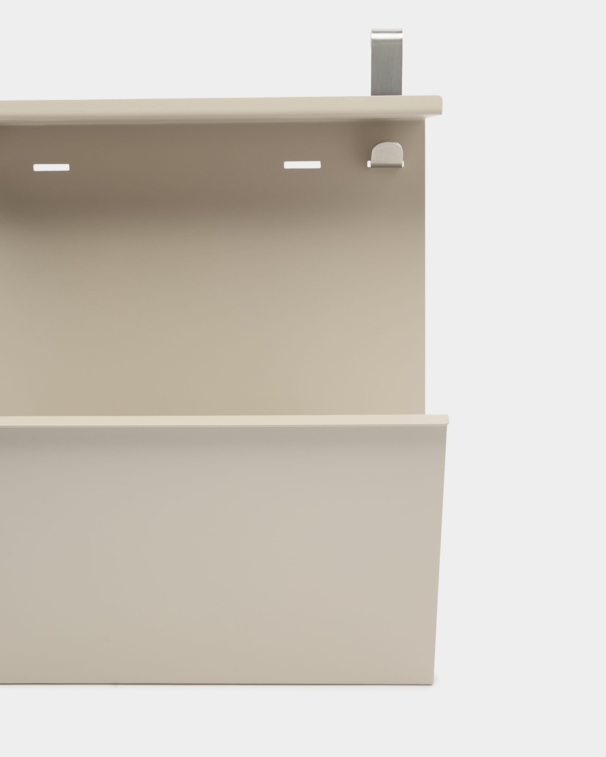 O Nell Shoe Storage da WoodUpp é um organizador de parede em beige steel, com prateleira, ranhuras e gancho para guardar sapatos ou organizar objetos de small.
