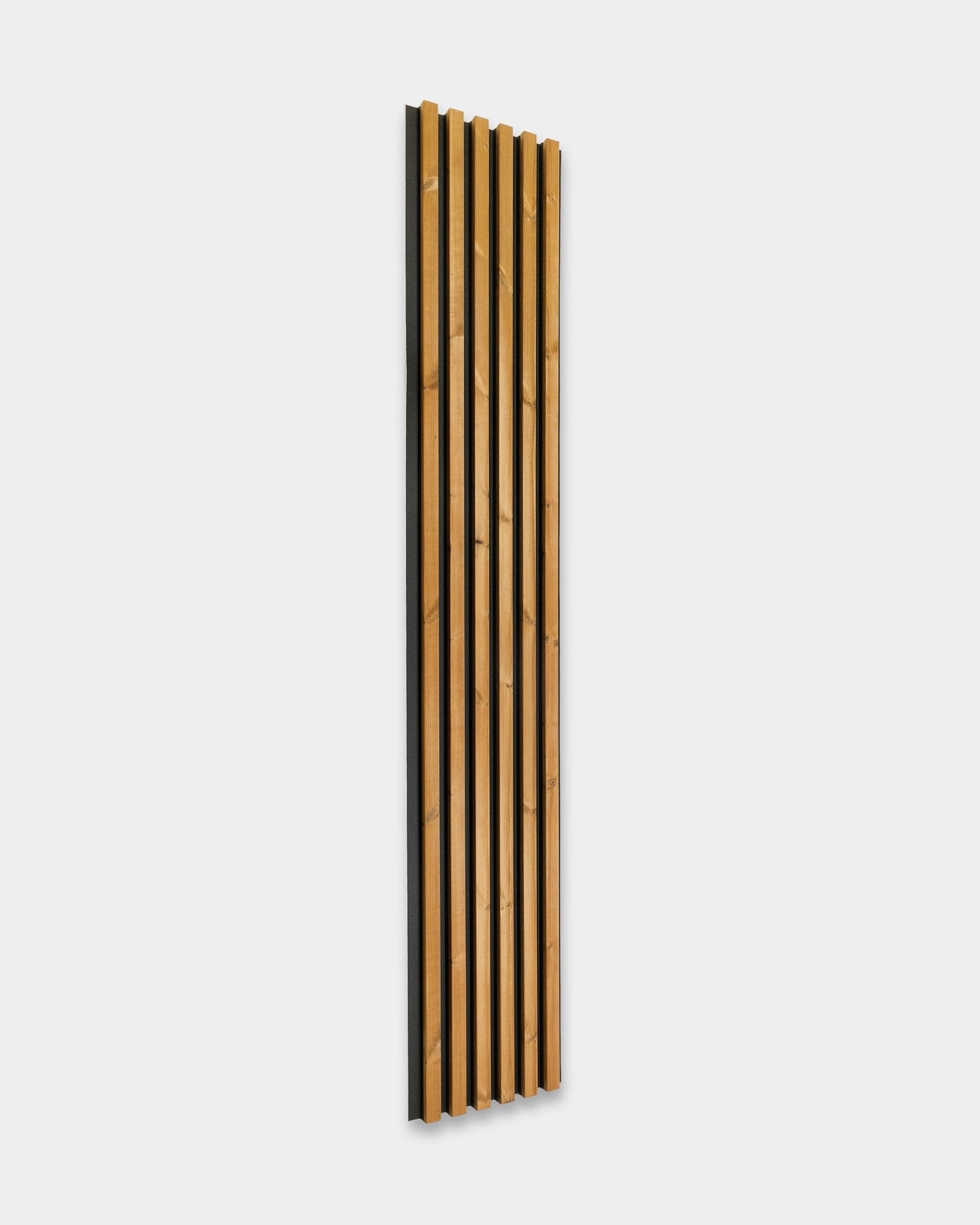 Painel de fachada WoodUpp Aluwood em brown, tamanho 240 x 45,1 cm, com ripas em abeto nórdico vertical e suporte black, instalado sobre uma superfície branca.