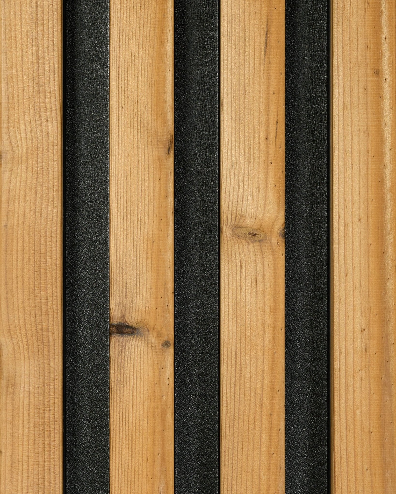 Amostra do painel de fachada Aluwood em brown (45,7 x 27 cm) da WoodUpp, com pranchas com veio de madeira vertical e tiras black que criam um design moderno às riscas.