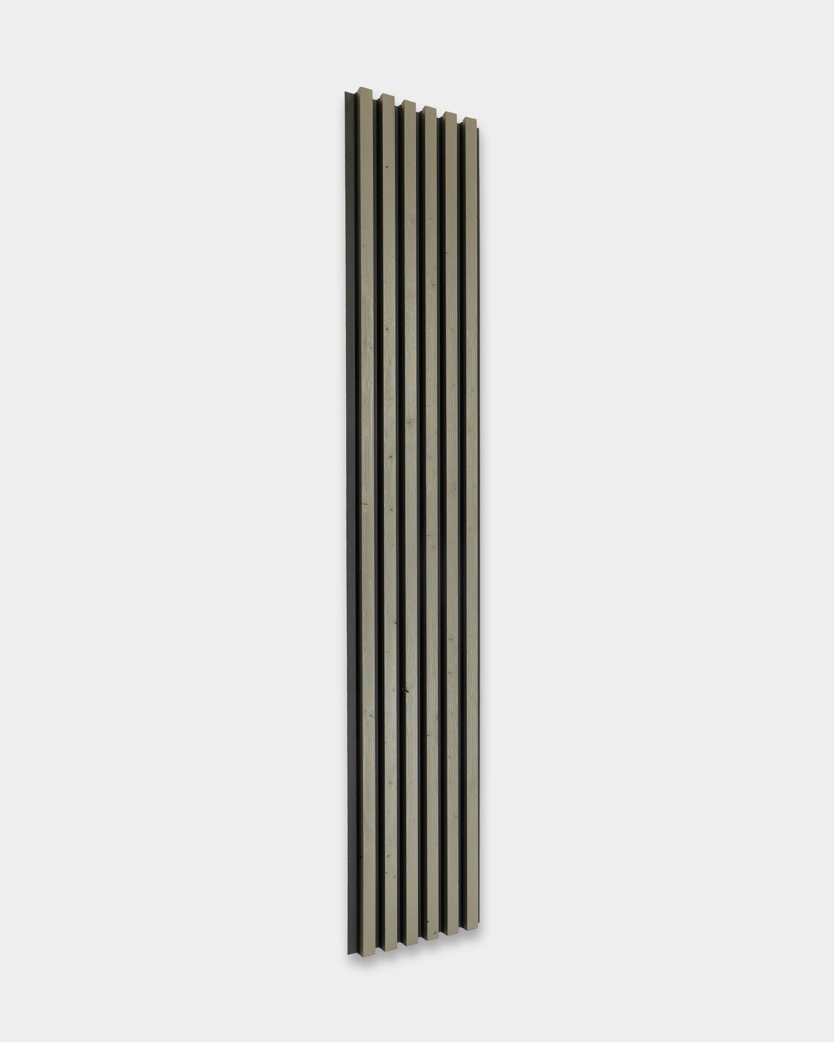 Painel de fachada WoodUpp Aluwood em grey, 240 x 45.1 cm, com ripas alternadas de abeto nórdico termotratado em grey e black, para instalação no exterior.