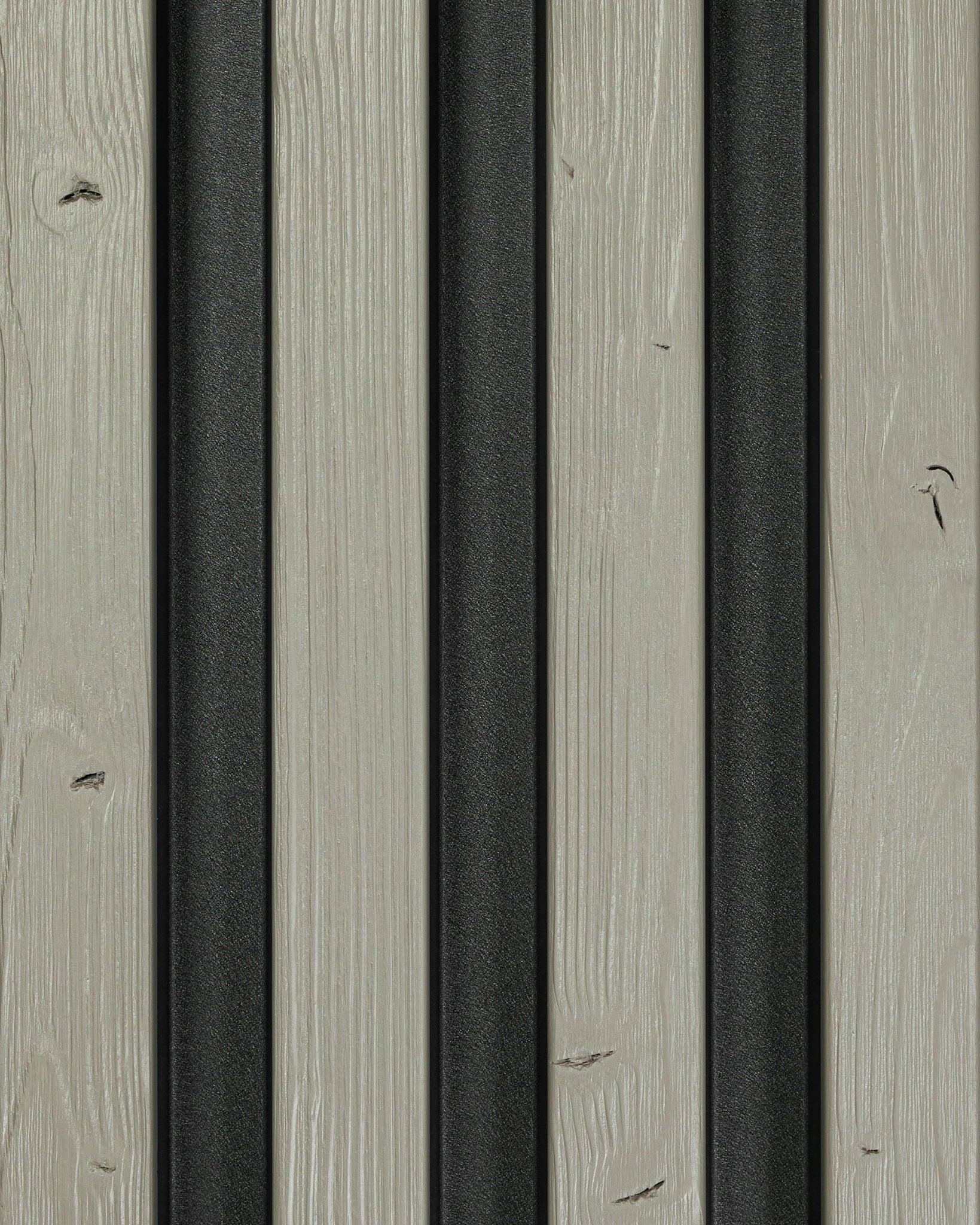 Amostra Aluwood Grey (45.7 x 27 cm), painel de fachada da WoodUpp; ripas de madeira cinzenta com tiras metálicas vertical black criam uma superfície exterior moderna e texturada.
