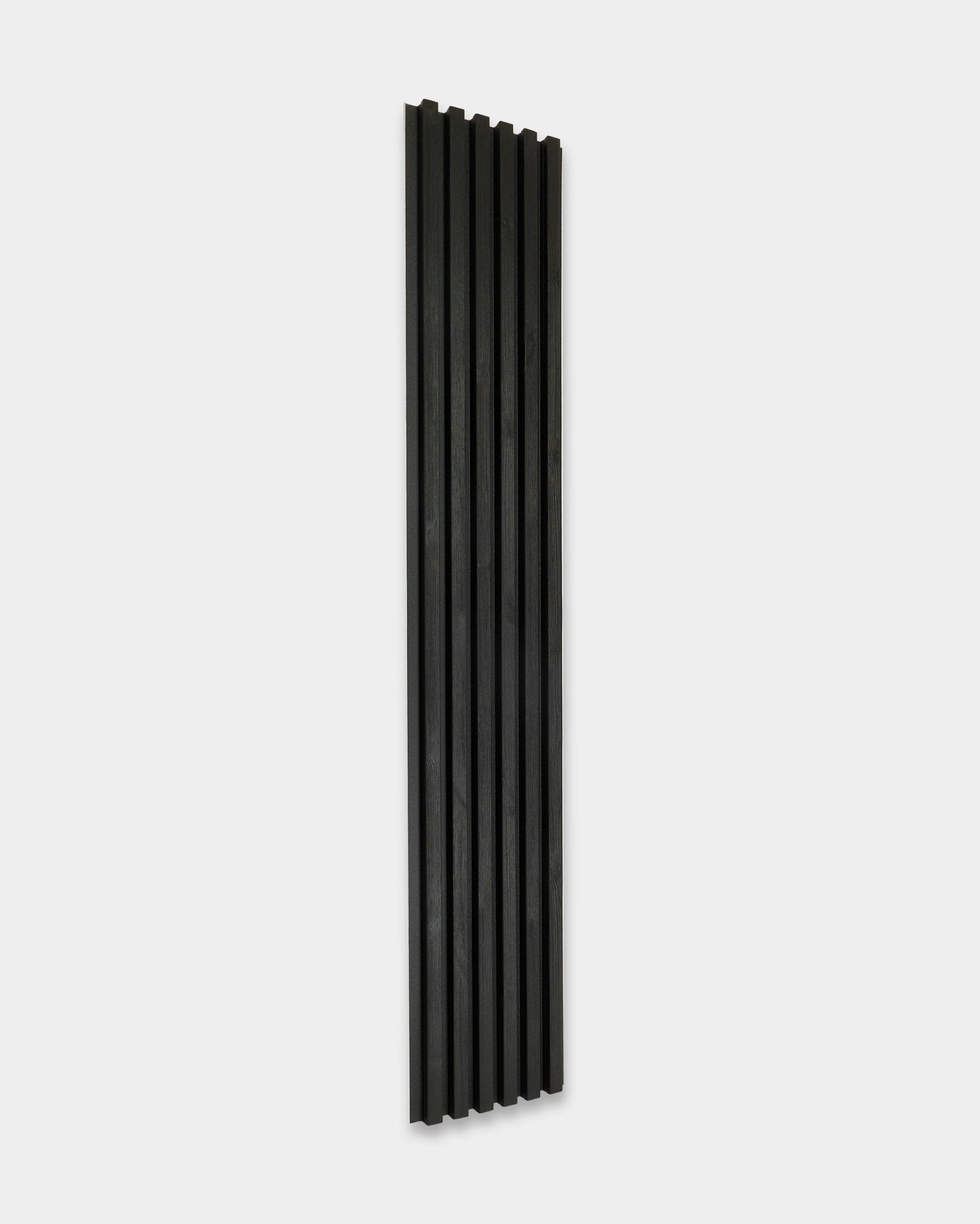 Painel de fachada exterior Aluwood da WoodUpp, black, 240 x 45,1 cm, com ranhuras vertical, sobre um fundo liso em cinzento-claro.