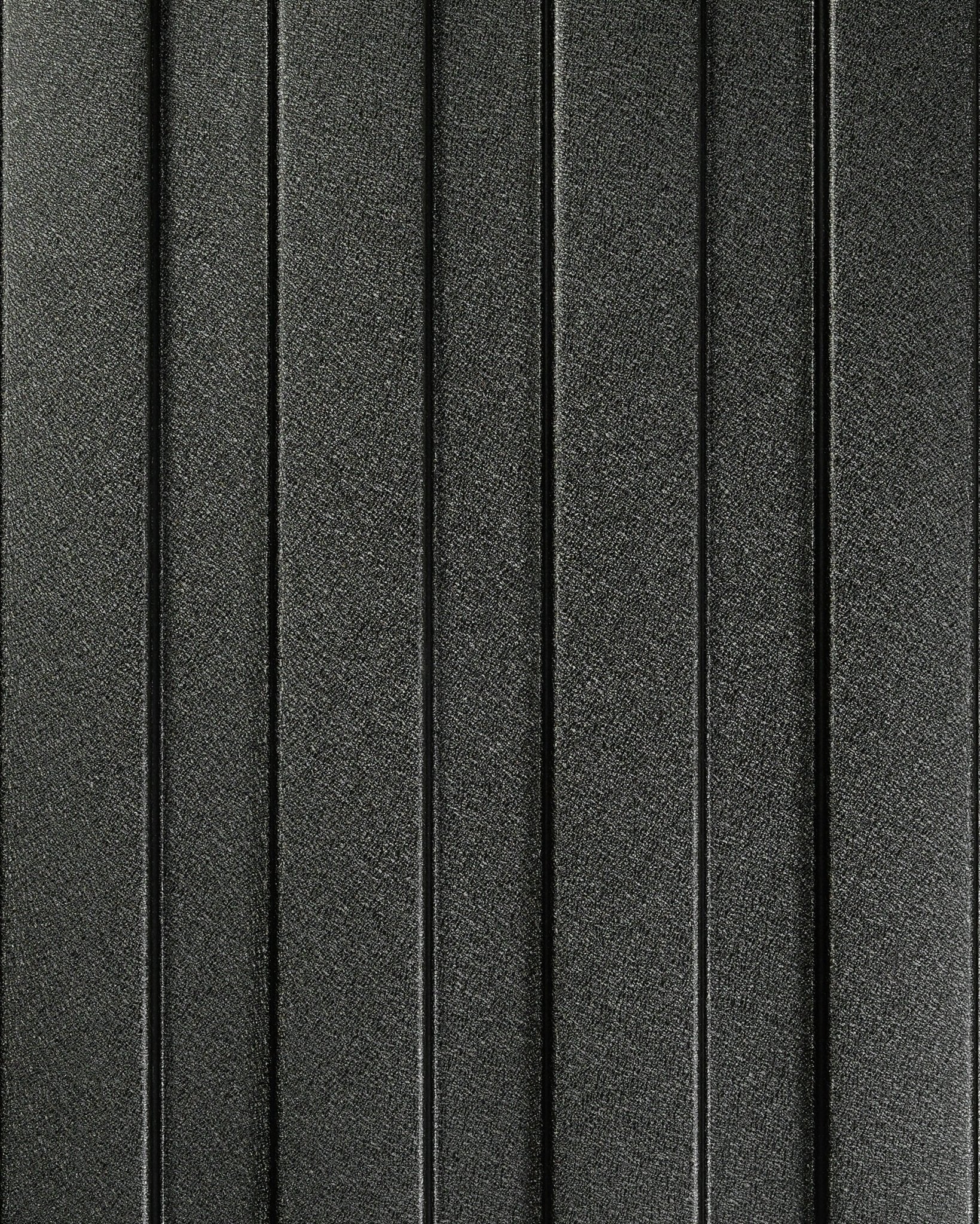Grande plano do painel de fachada WoodUpp Aluwood, 240 x 45,1 cm, com superfície texturada em cinzento-escuro e vertical faixas em relevo uniformemente espaçadas, para uso exterior.