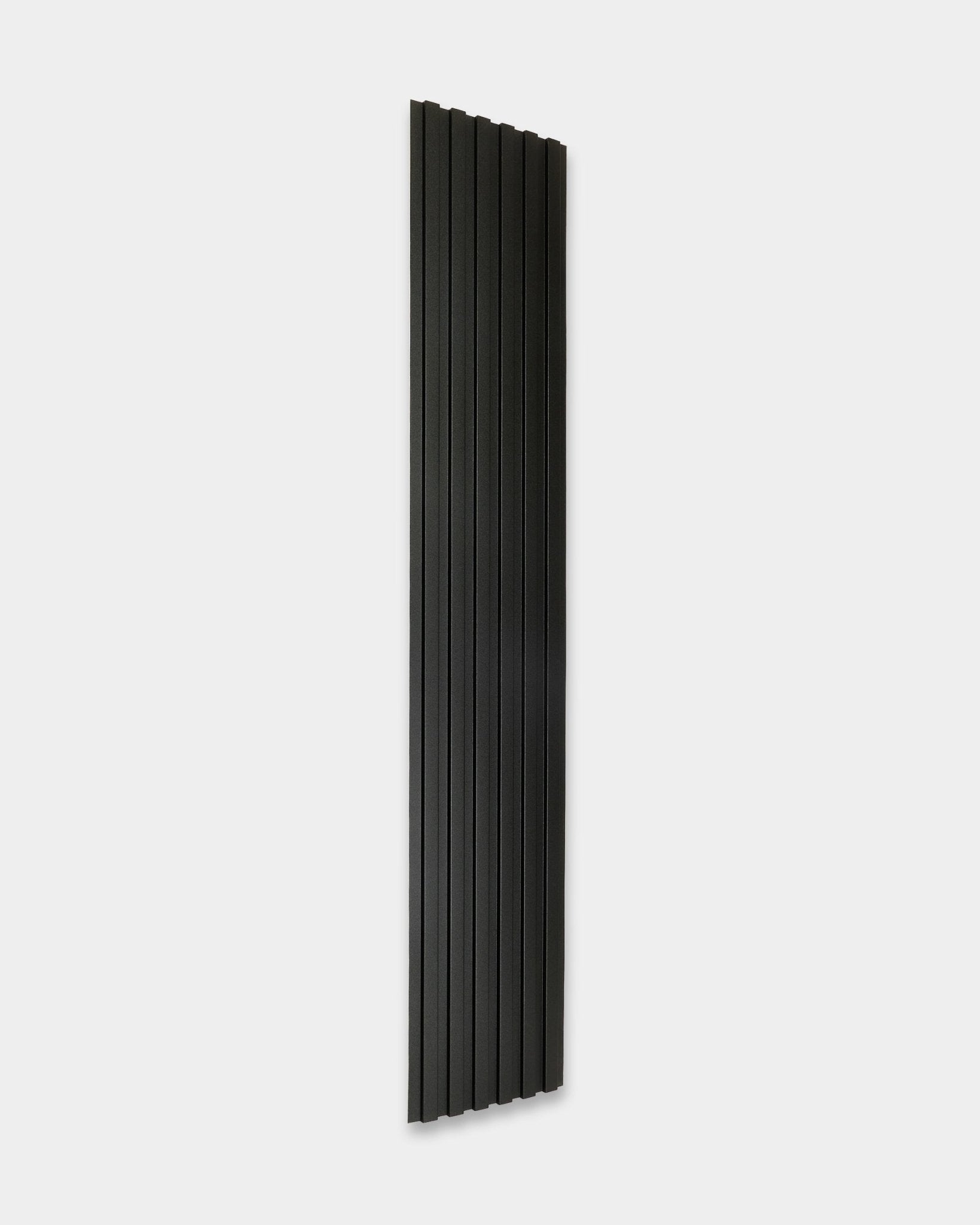 Painel de fachada exterior Aluwood da WoodUpp, 240 x 45,1 cm, alto e estreito, com relevos vertical black, apresentado sobre um fundo branco liso.