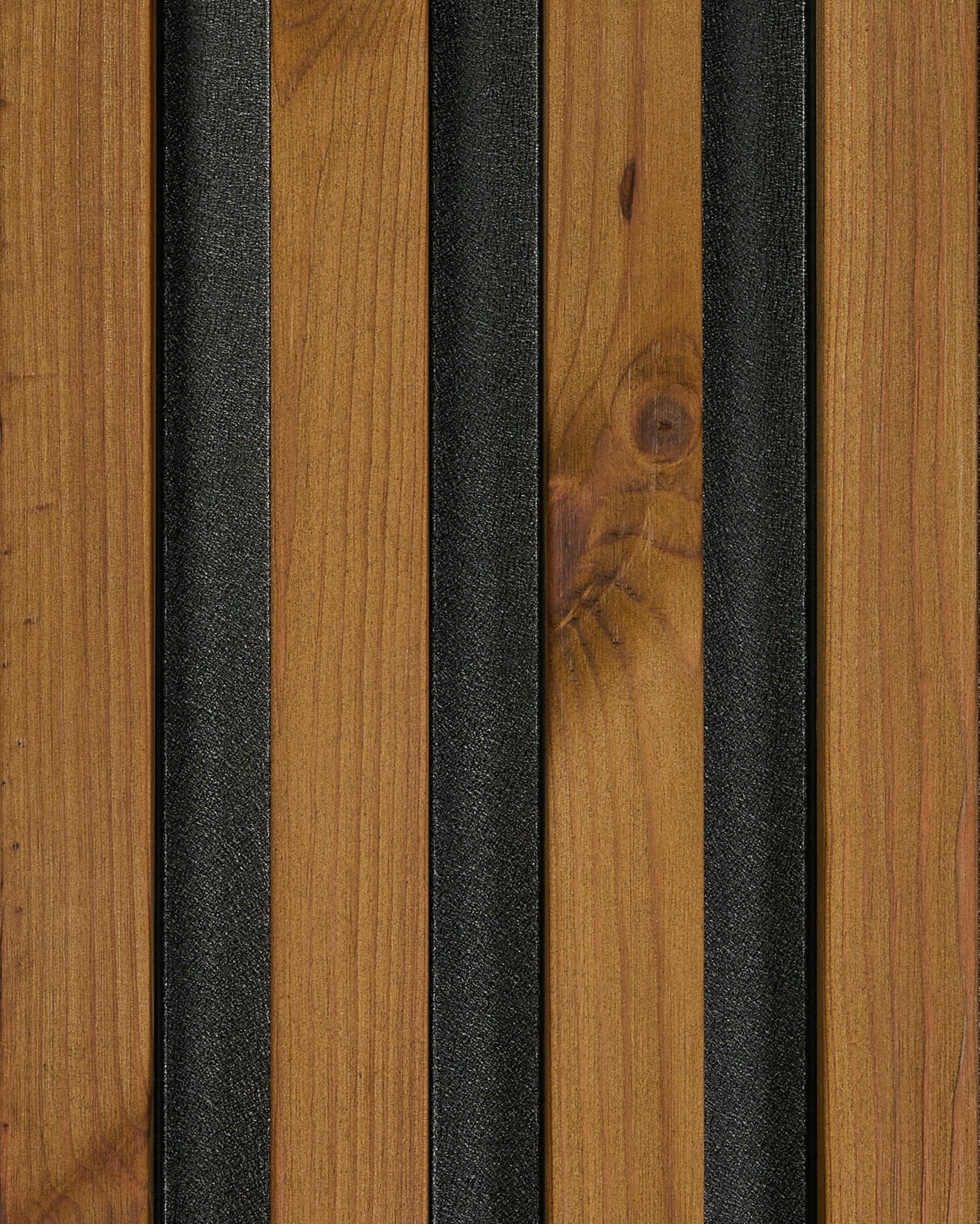 Pormenor de amostra do painel de fachada WoodUpp Aluwood com acabamento em brown oleado (45,7 x 27 cm), destacando o veio natural wood e as ripas com textura black.
