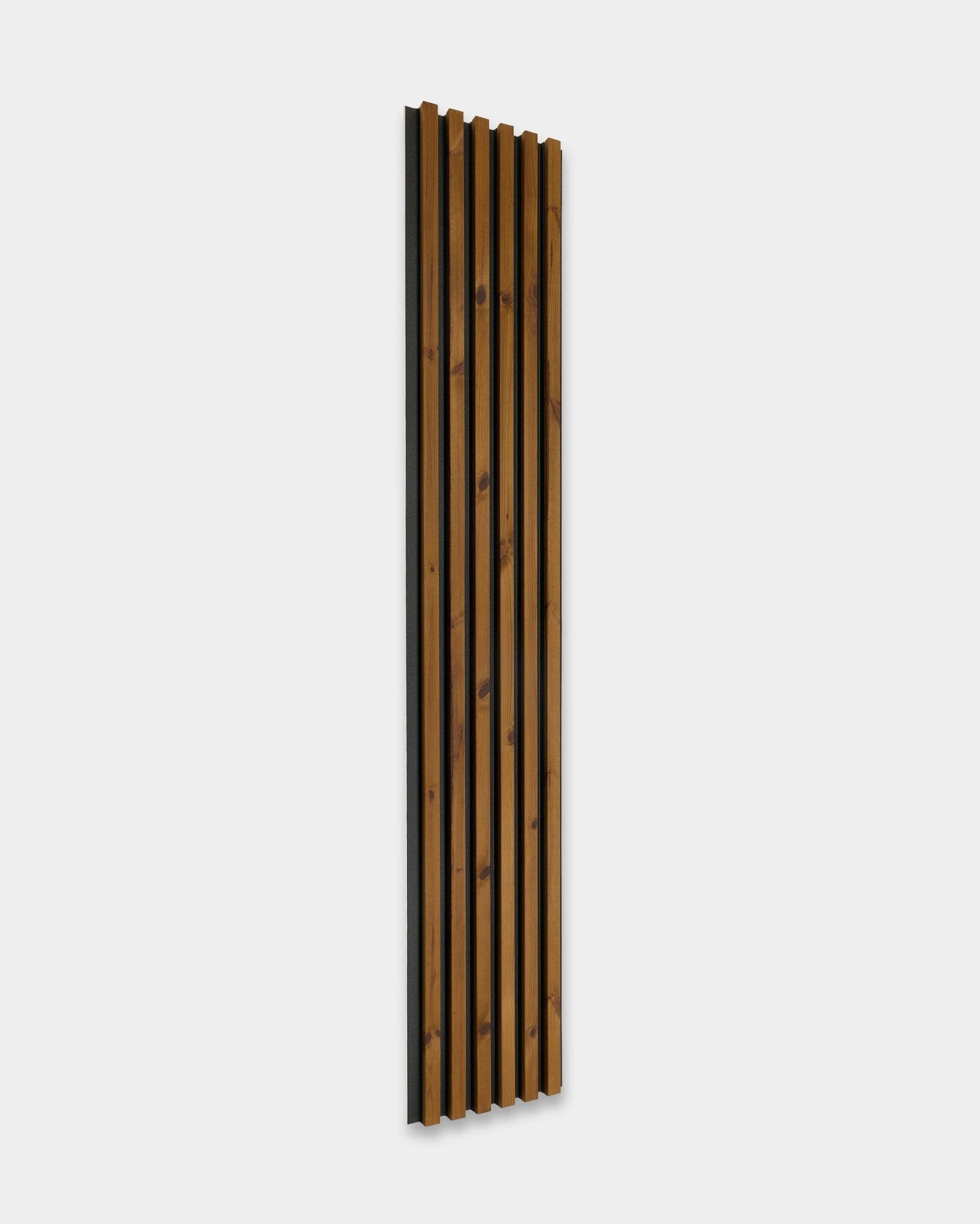 Painel de fachada WoodUpp Aluwood em brown oleado, 240x45,1 cm, com ripas de abeto nórdico termotratado e suporte acústico escuro para utilização no exterior.