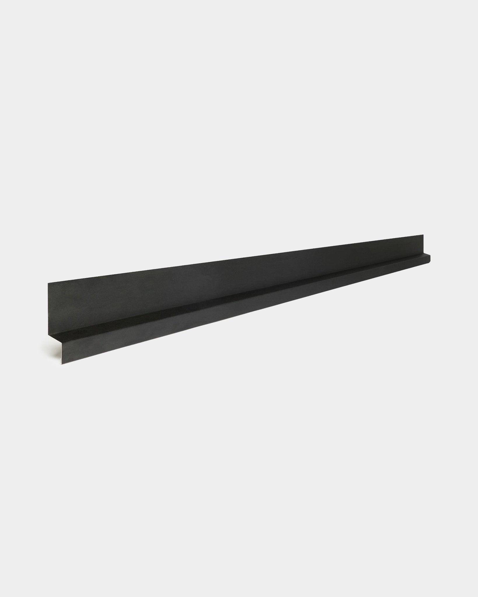 WoodUpp Aluwood Bottom, 240 cm: um acessório comprido black para painel de fachada minimalista, com um perfil estreito em alumínio com revestimento a pó para instalação no exterior.