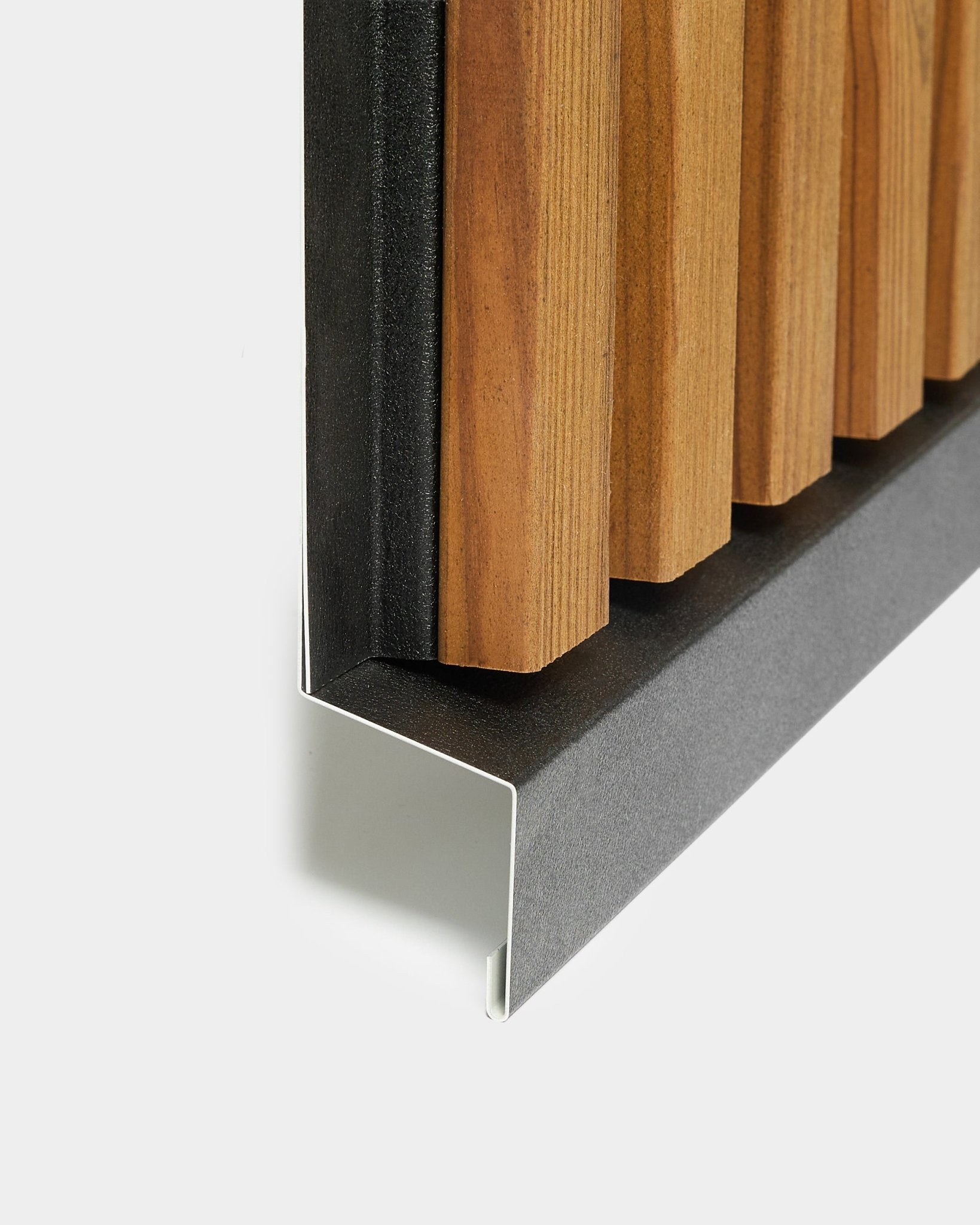 Vista detalhada de um painel de fachada WoodUpp Aluwood de 240 cm, com ripas de madeira vertical e acabamento metálico black, parte da coleção nórdica para exterior.