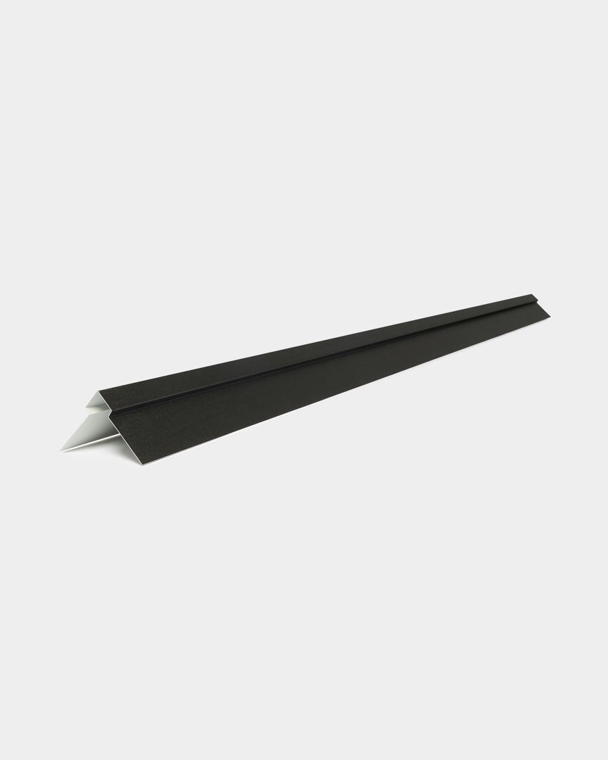 Canto exterior WoodUpp Aluwood 240 cm: perfil triangular em alumínio para painel de fachada, com face inferior branca, apresentado sobre um fundo branco liso.