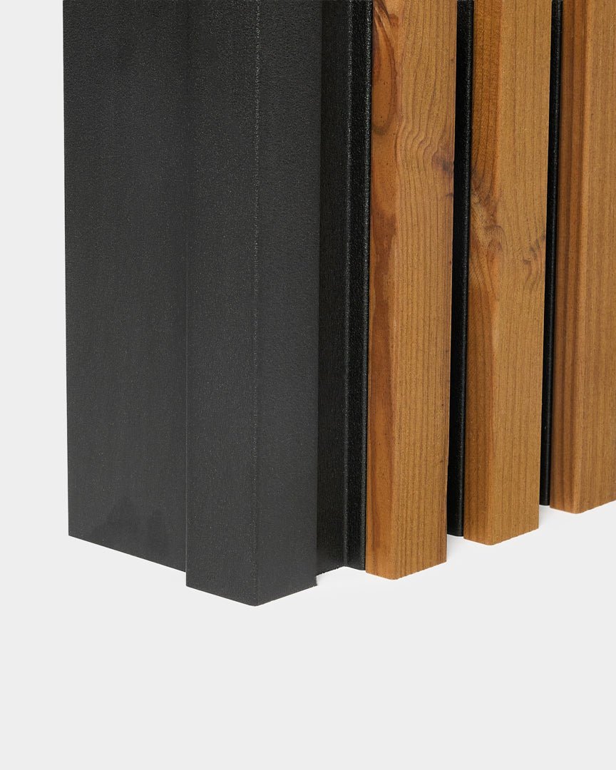 Vista aproximada do painel de fachada de canto exterior WoodUpp Aluwood, 240 cm, com lâminas de madeira vertical e painéis metálicos black sobre um fundo branco.