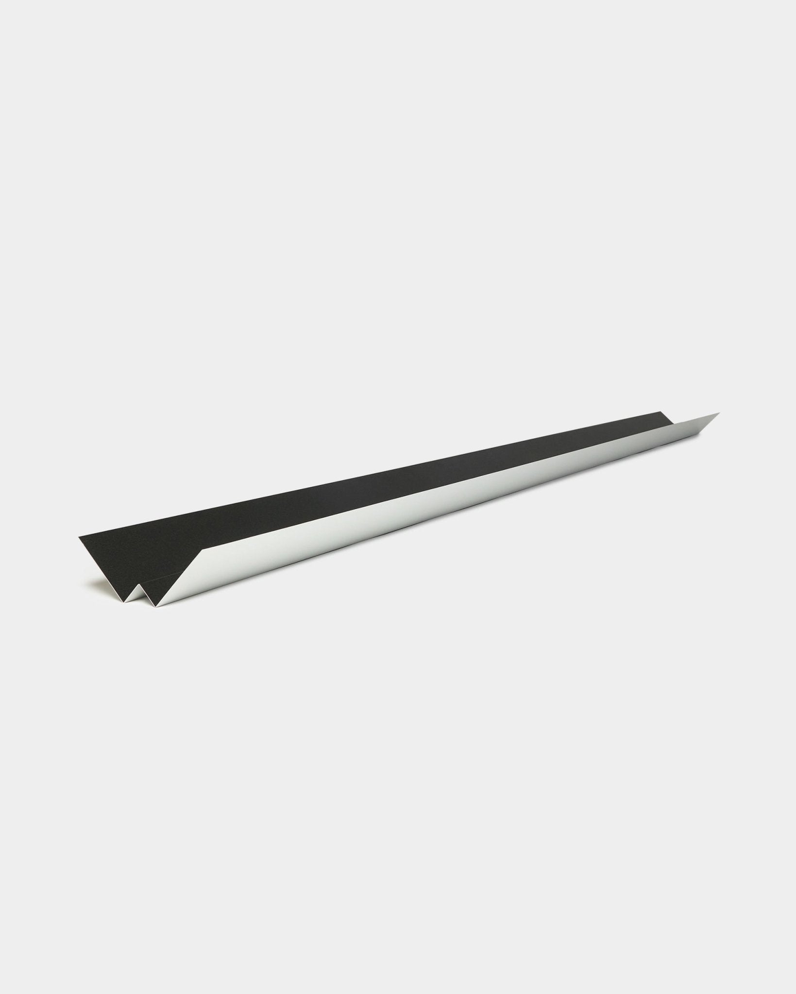 Design minimalista de black e avião de papel branco, que remete para as linhas elegantes e o perfil geométrico do painel de fachada Aluwood Inside Corner da WoodUpp, 240 cm.
