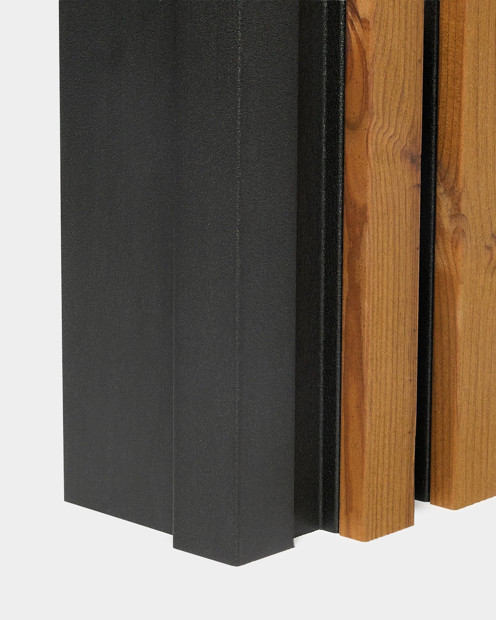Painel de fachada Aluwood Inside Corner, 240 cm, com black e acabamento com revestimento em pó com efeito de madeira, apresentado sobre um fundo branco liso.