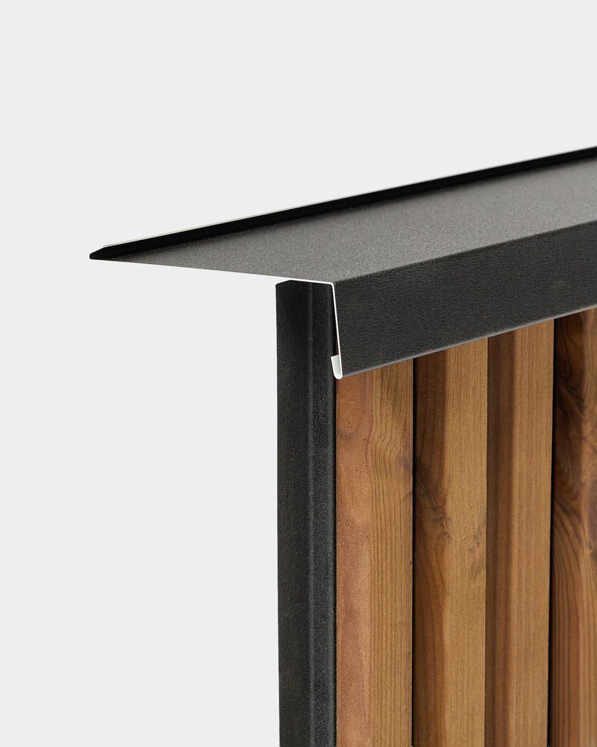 Peitoril para painel de fachada WoodUpp Aluwood, 240 cm, com tampa black com revestimento a pó, concebida para proteger vedações exteriores de ripas de madeira contra a entrada de água.