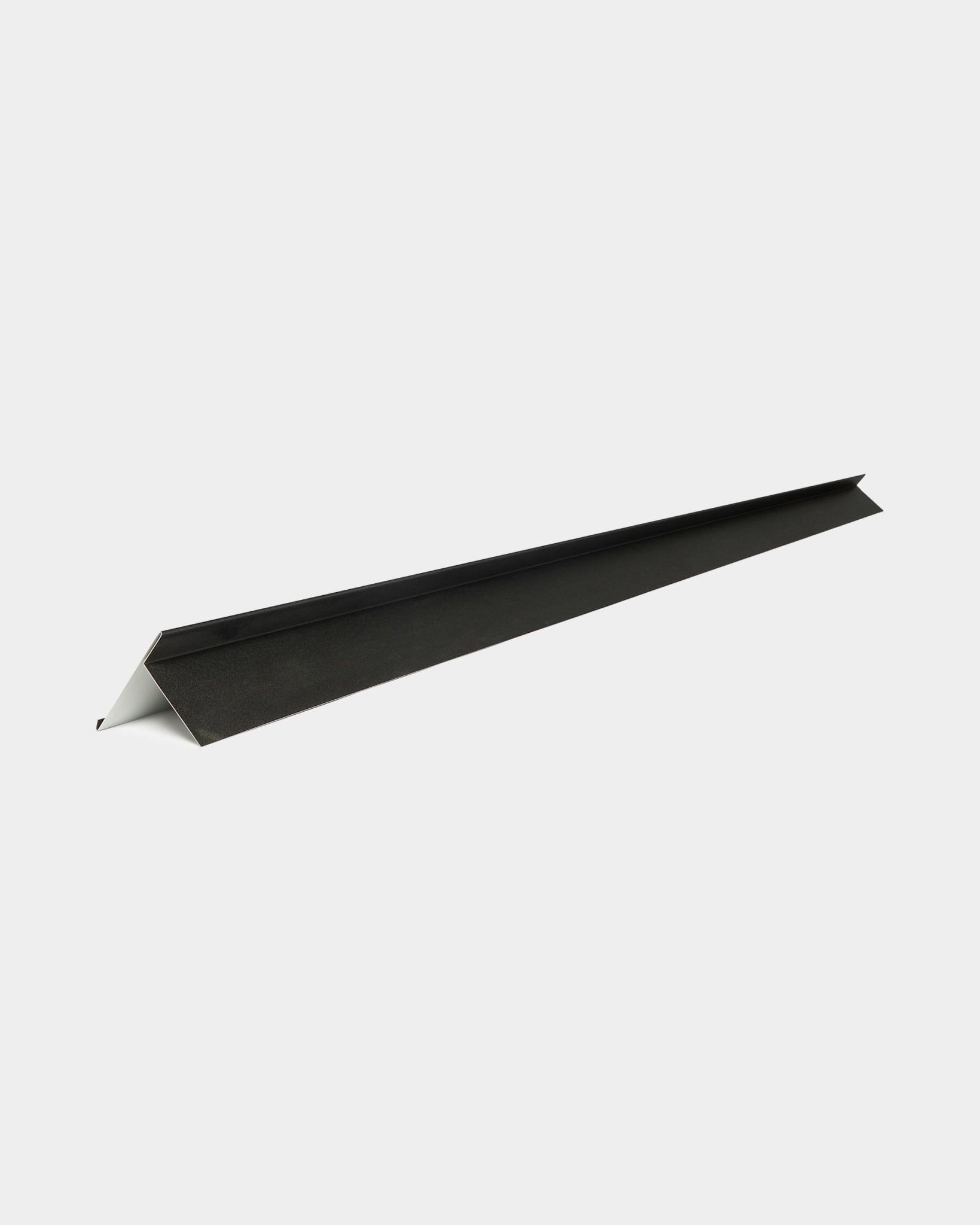 Perfil de remate de cobertura WoodUpp Aluwood, 240 cm, em alumínio black com face inferior branca, disposto na diagonal sobre um fundo branco. Para painéis de fachada de exterior.