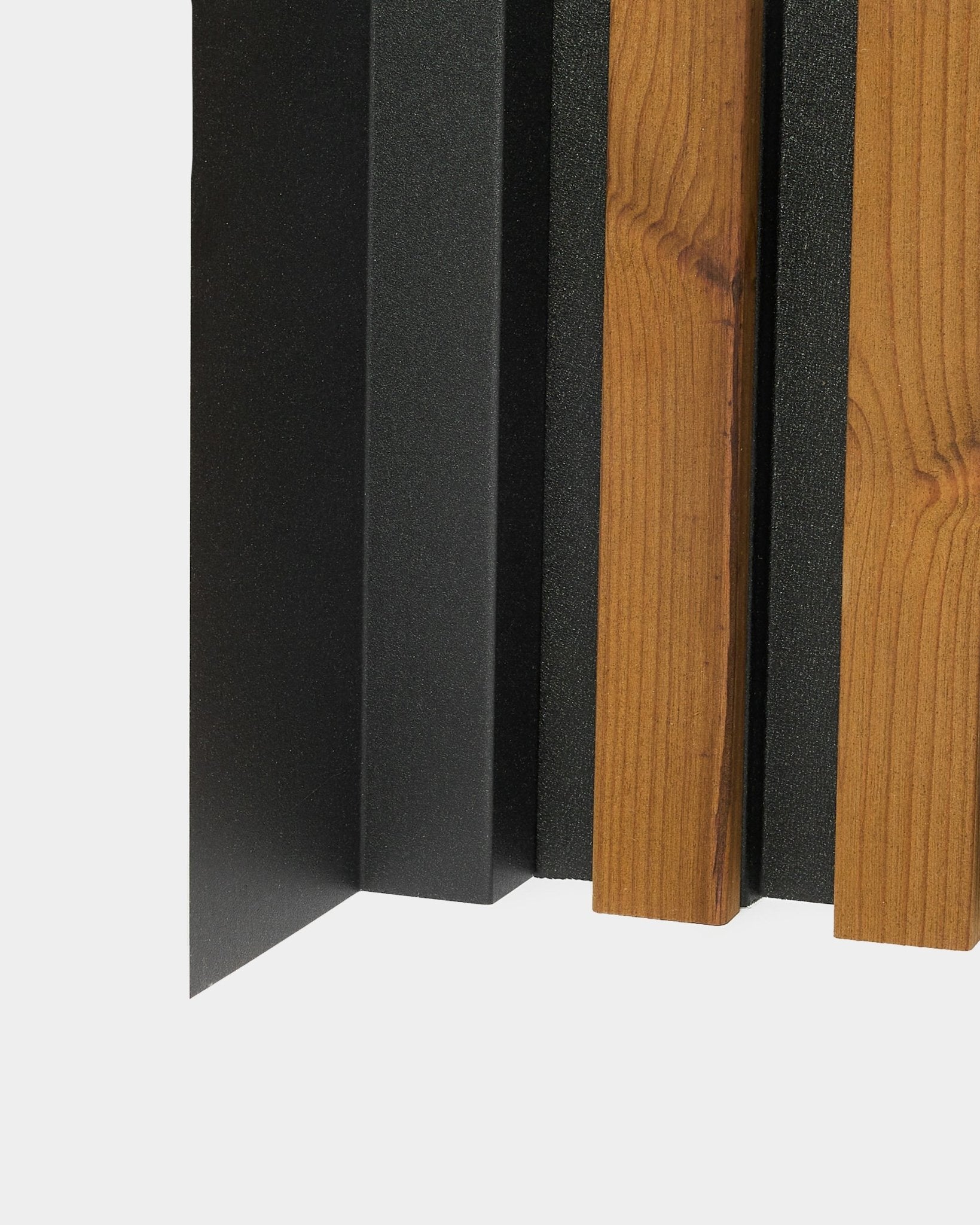 Pormenor da instalação do painel de fachada WoodUpp Aluwood, mostrando vertical black e ripas de madeira com um perfil de canto final em alumínio de 240 cm.