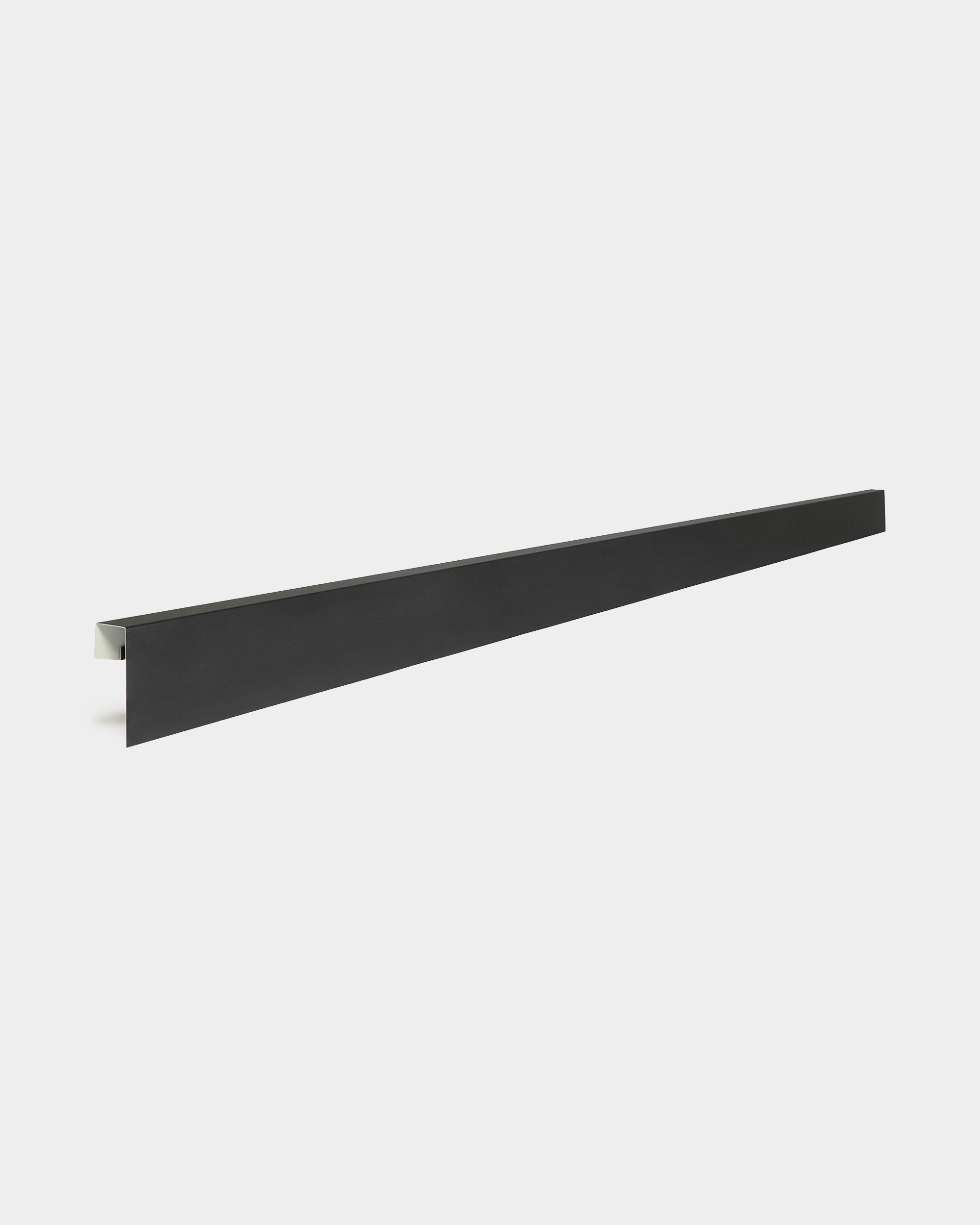 Perfil de alumínio WoodUpp Aluwood 240 cm black com dobra em ângulo reto, concebido para utilização com painéis de fachada para exterior, ideal para rematar os limites do revestimento.