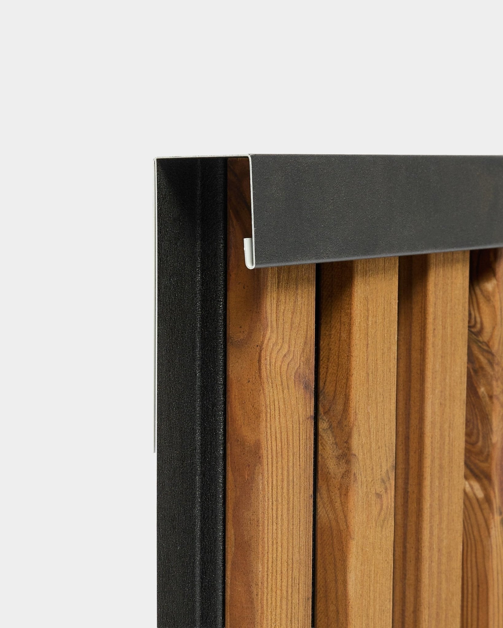 Vista aproximada do perfil de acabamento WoodUpp Aluwood 240 cm com uma aresta de alumínio black para painéis de fachada para exterior, apresentado sobre fundo branco.